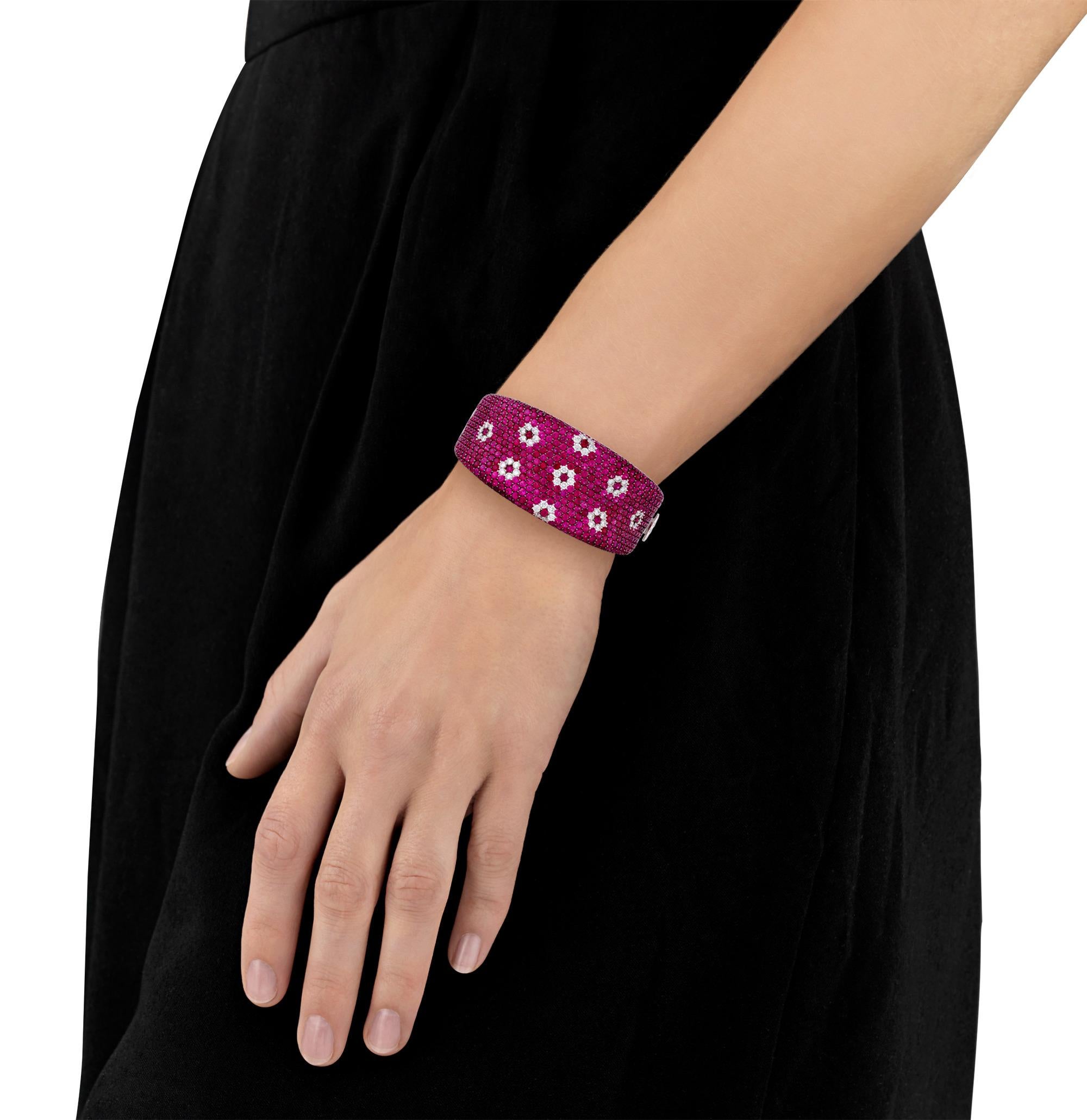 Un diseño atrevido y una artesanía excepcional se unen en esta glamurosa pulsera Roberto Coin. Adornada con 30 quilates de rubíes en pavé de color carmesí intenso y 3,25 quilates de brillantes diamantes blancos, la pulsera cobra vida con su