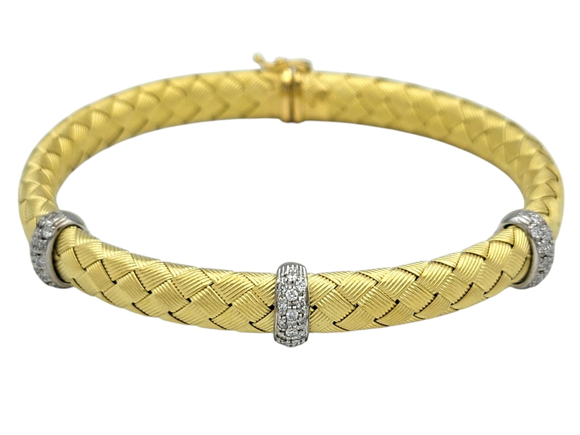 Eleganza moderna con questo braccialetto di Roberto Coin, una fusione magistrale di lusso e arte. Realizzato in oro giallo e bianco a 18 carati, questo raffinato bracciale presenta un design meticolosamente intrecciato che evoca un senso di