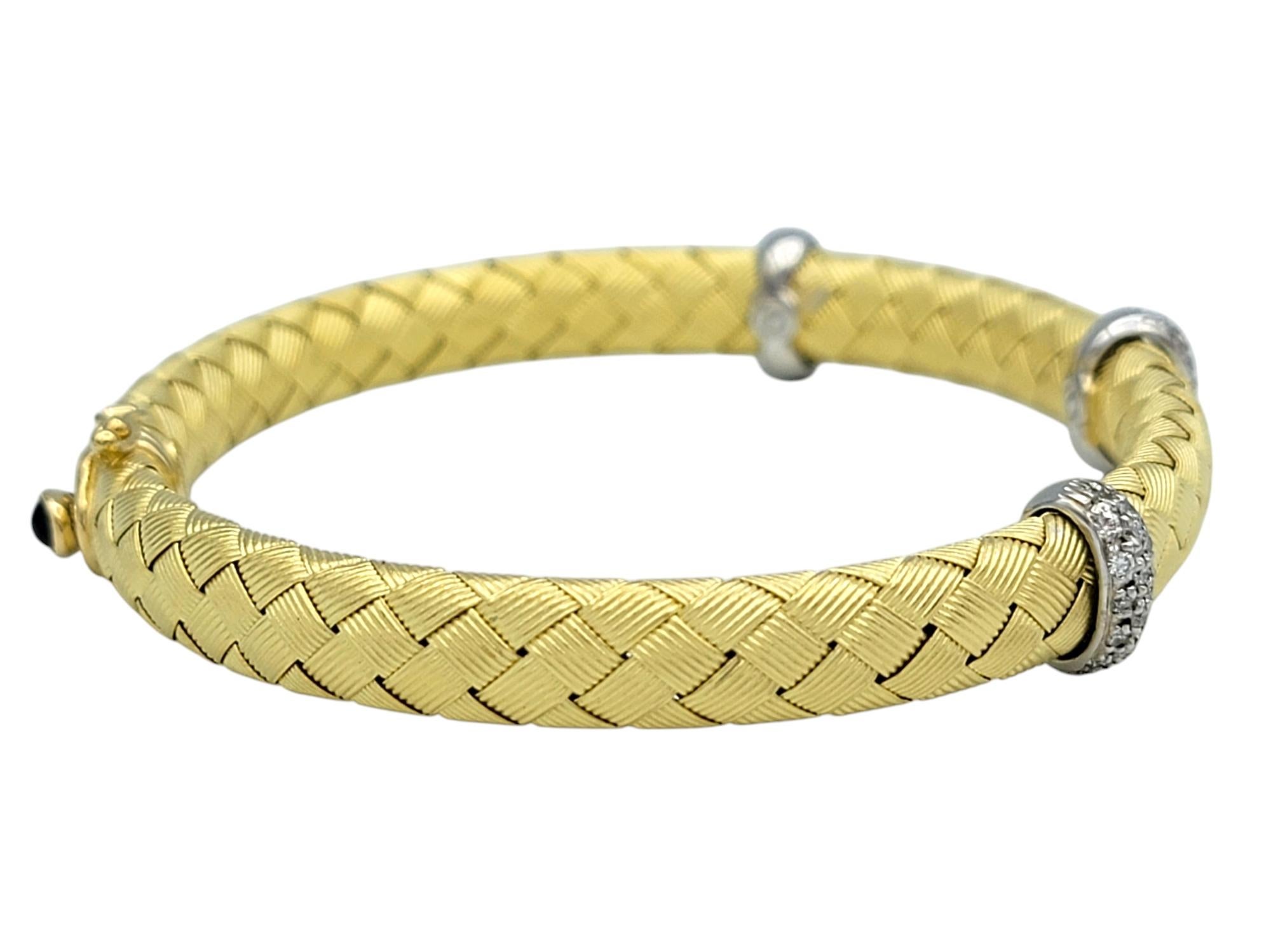Contemporaneo Roberto Coin Bracciale flessibile intrecciato con diamanti e zaffiri in oro 18 carati in vendita