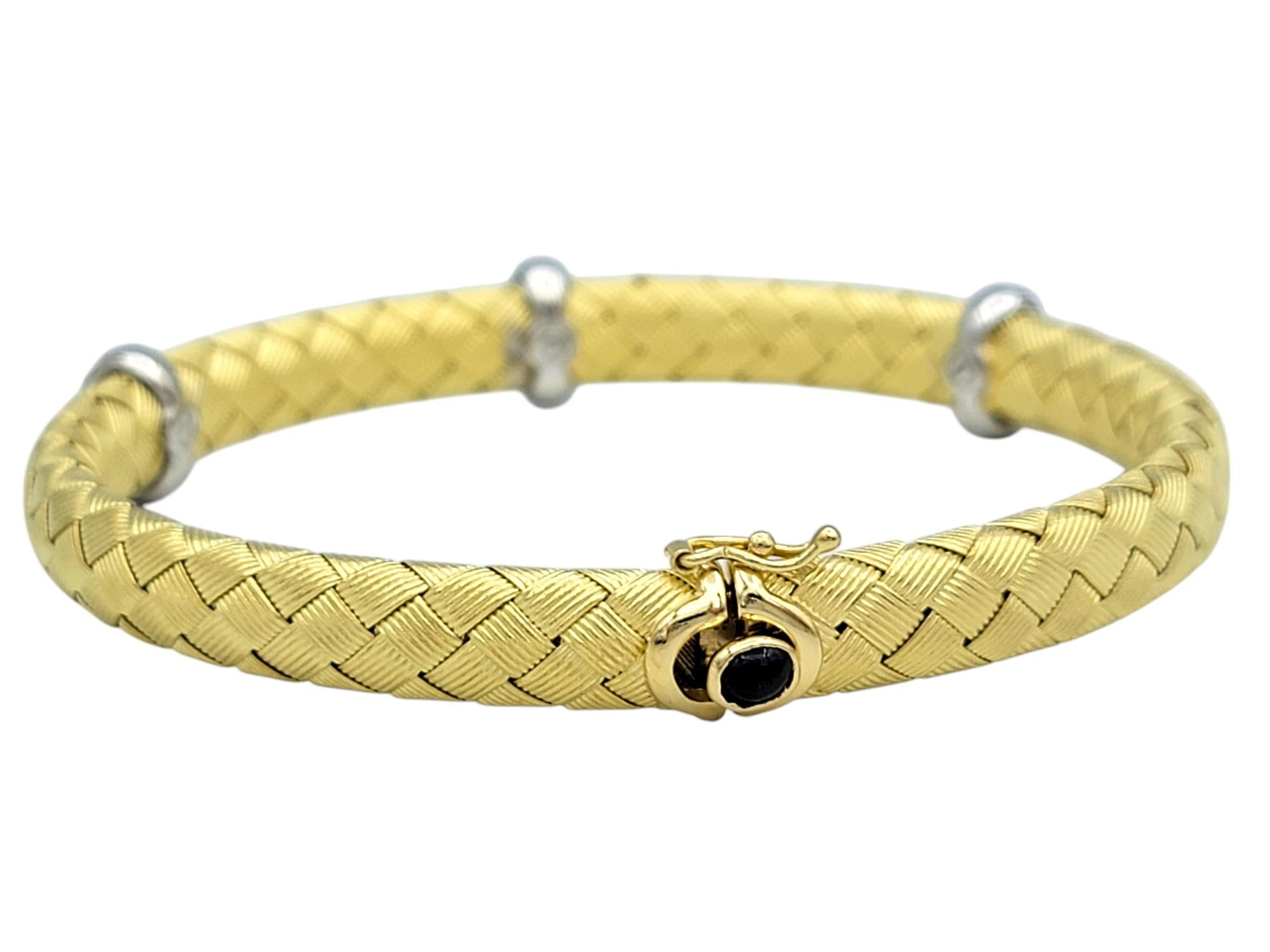 Roberto Coin Bracciale flessibile intrecciato con diamanti e zaffiri in oro 18 carati In condizioni buone in vendita a Scottsdale, AZ