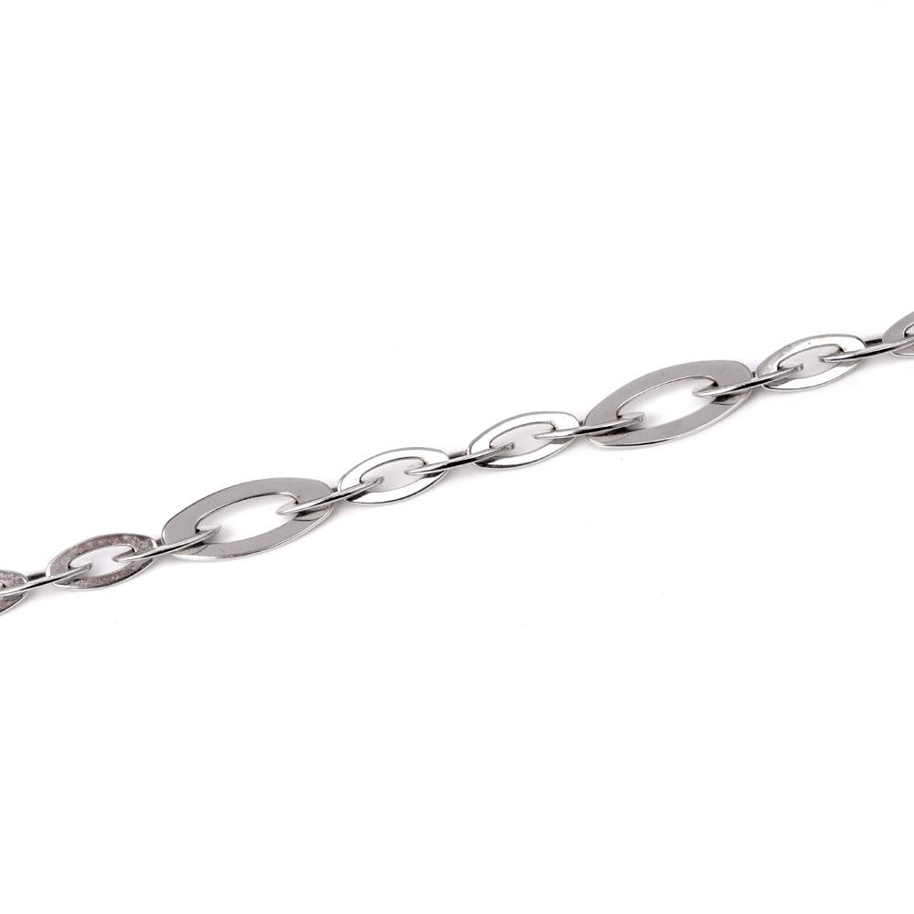 This chic Roberto Coin diamond chain link bracelet is crafted in a textured solid 18-karat white gold. Coposed of 20 interlocking textured links weighing 22.3 grams and measuring 7.25
