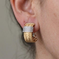Pendientes tipo «huggie» de Roberto Coin con diseño «Diamond Basket Weave» en oro amarillo y blanco de 18 quilates