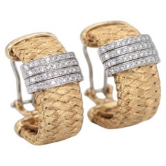 Pendientes tipo «huggie» de Roberto Coin con diseño «Diamond Basket Weave» en oro amarillo y blanco de 18 quilates