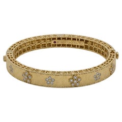 Pulsera tipo brazalete «Diamond Daisy» de Roberto Coin, en oro amarillo de 18 quilates