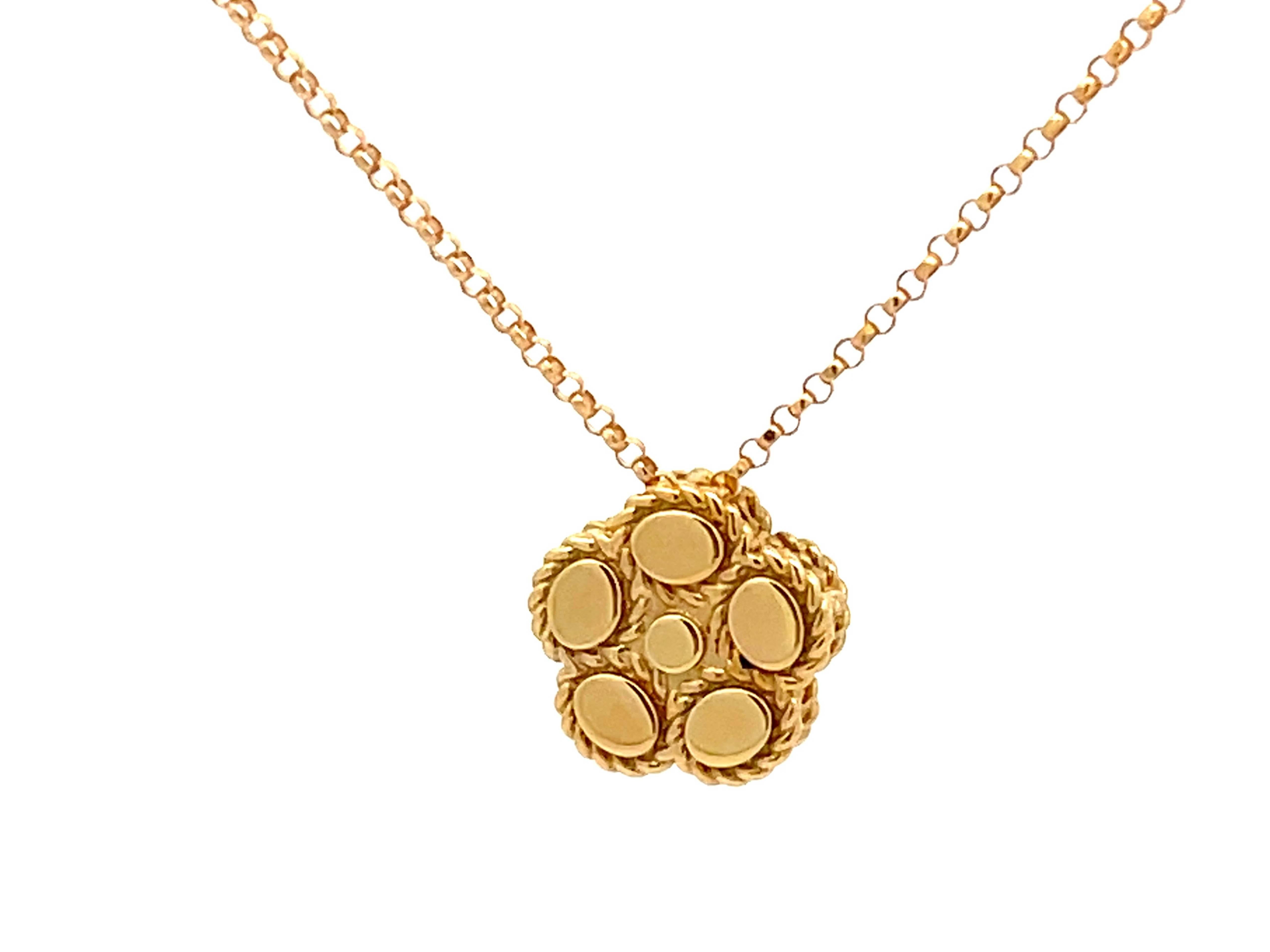 Roberto Coin Diamond Daisy Necklace in 18K Yellow Gold In Excellent Condition For Sale In Honolulu, HI