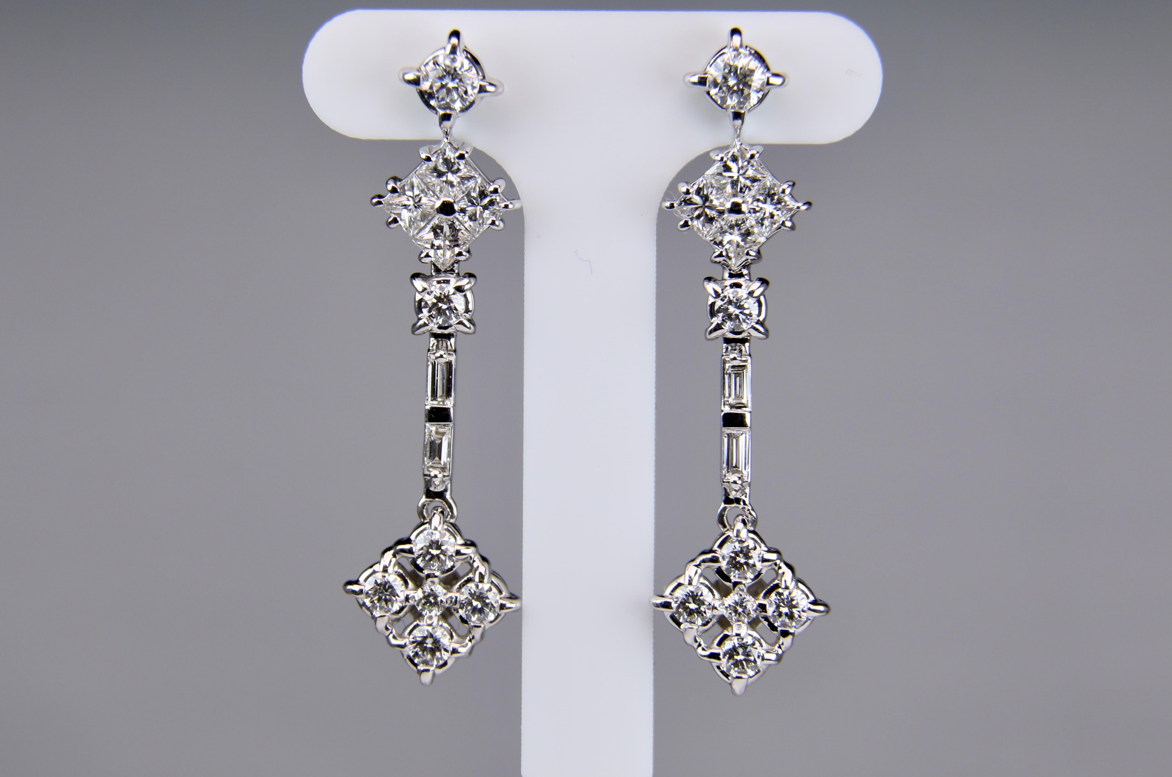 Roberto Coin Diamond Dangle Earrings In Good Condition For Sale In Dallas, TX