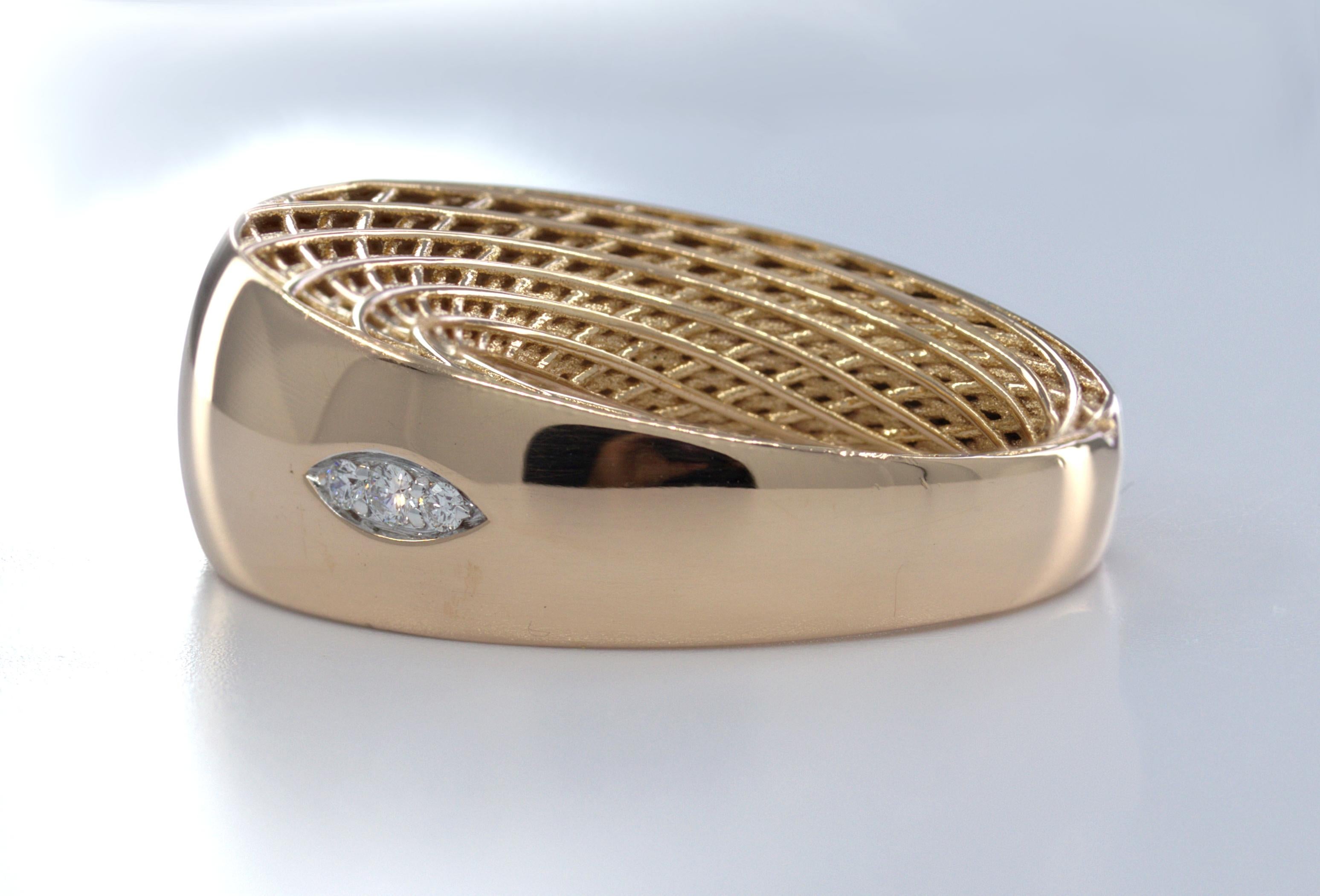 As part of Roberto Coin’s Golden Gate Collection, this wide 18k rose gold ring, features, an under gallery
of woven gold threads, resembling the cable wires of the San Francisco Golden Gate Bridge, the top a
high polished wide tapering band, 10.4 mm