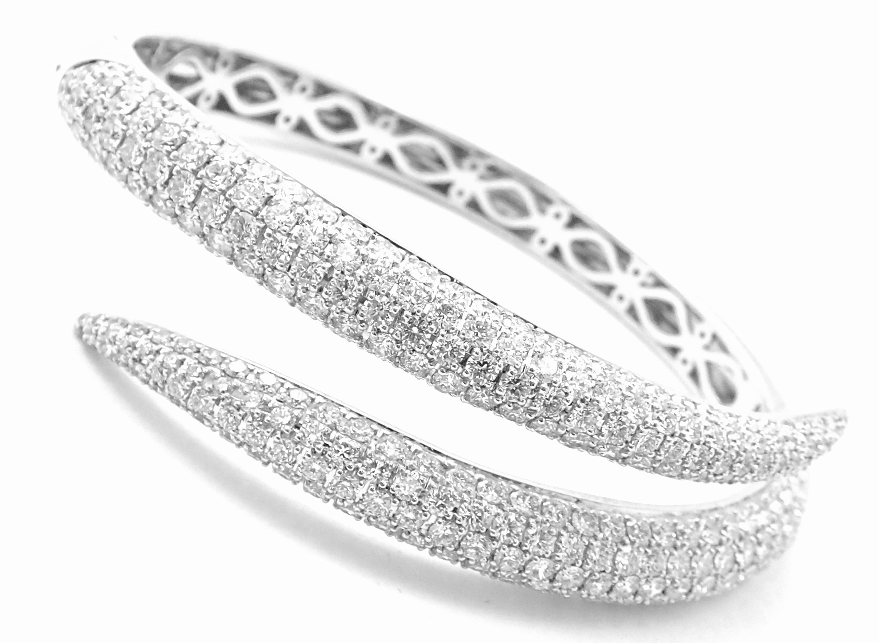 18k White Gold Diamond Ruby Cobra Snake Bangle Bracelet by Roberto Coin.
With 292 High Quality VS1 round brilliant cut diamonds, GH color, total weight approx. 9ct
1 round ruby
Roberto Coin Current Retail Value: $42,000 (plus tax)
Details:
Length: