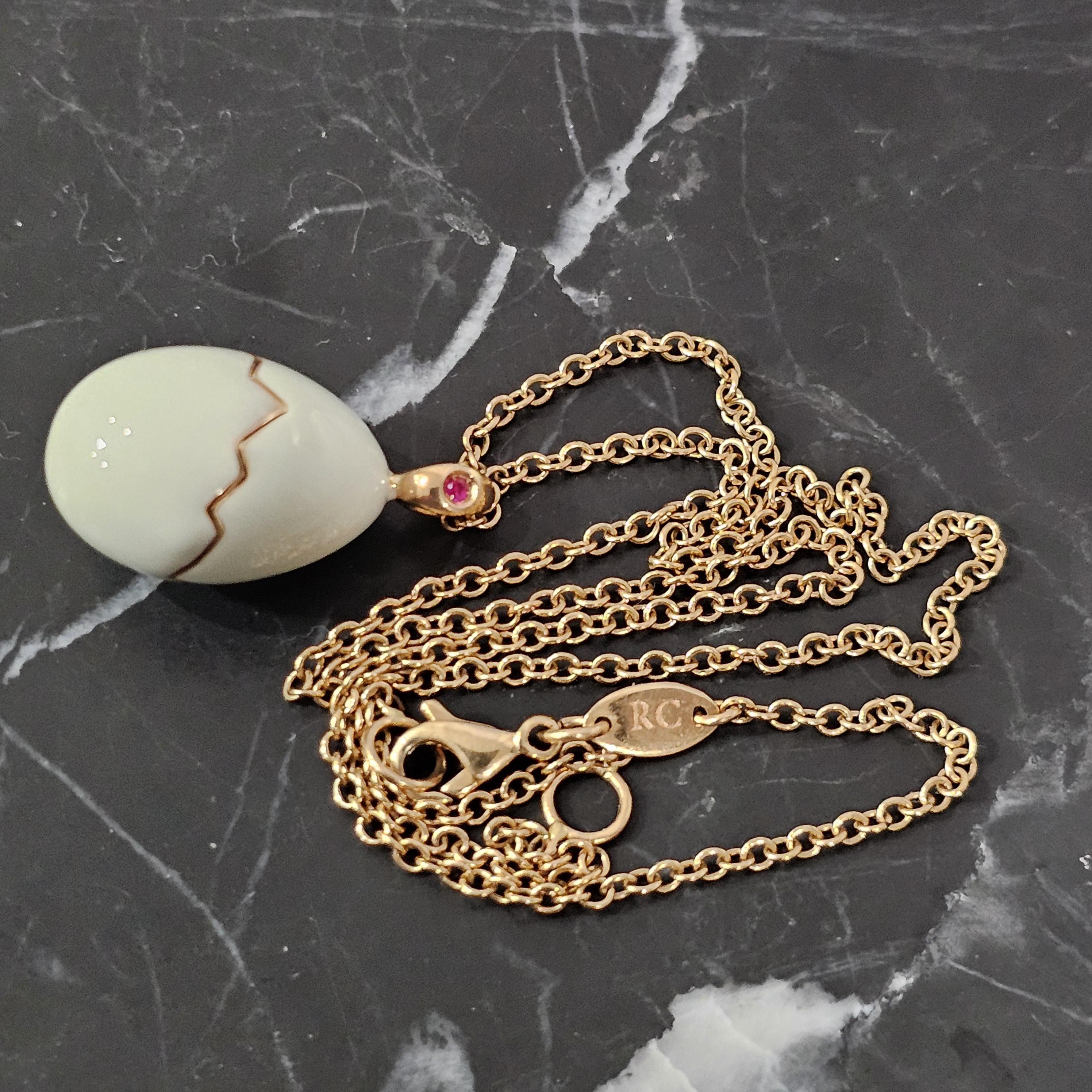 Here we have a Roberto Coin pendant necklace featuring a unique enamel egg-shaped charm with a zigzag design, crafted in 18k yellow gold.

Specifics
- Measurements: The chain is 16