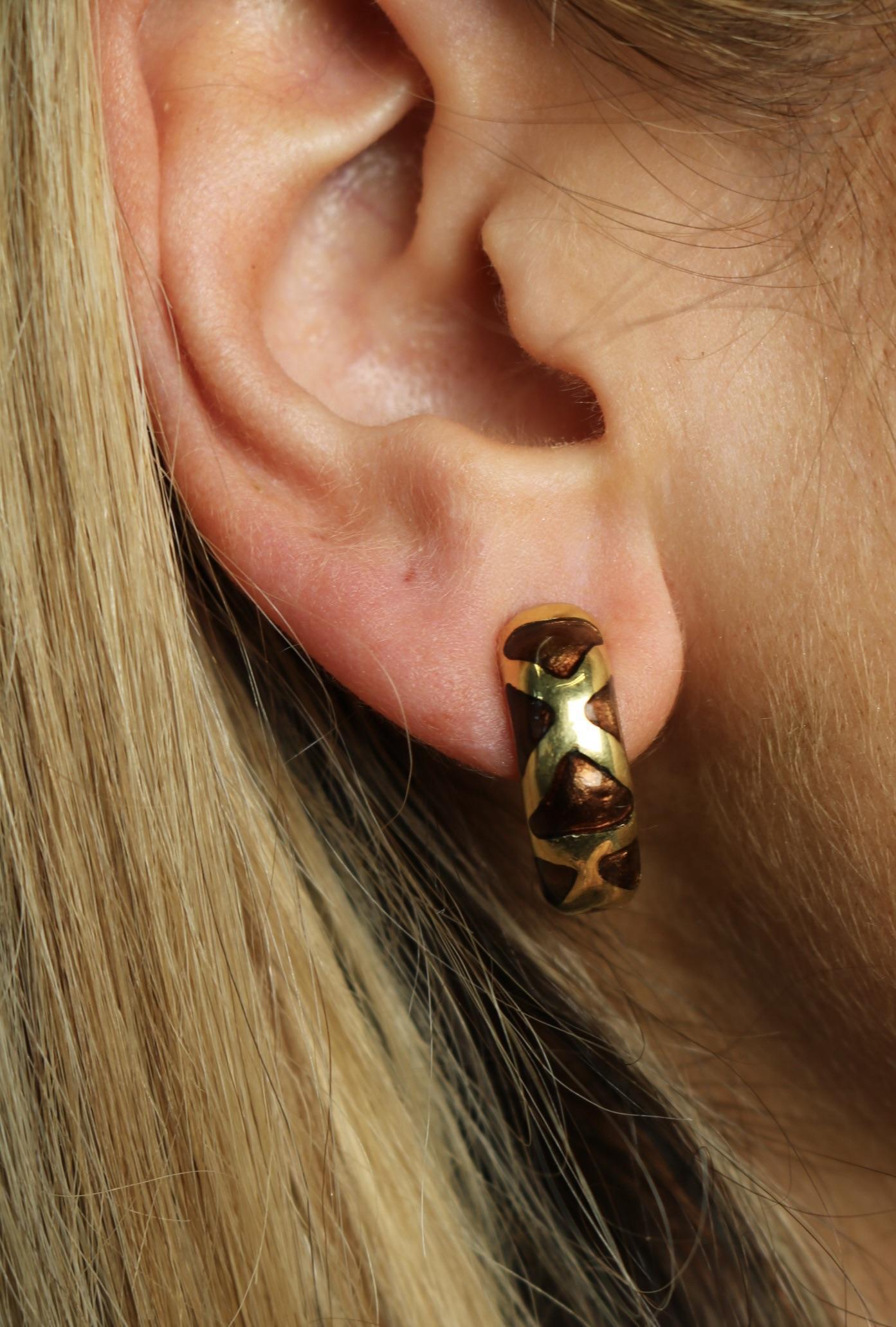 Modern Roberto Coin Enamel Giraffe Hoop Clip Earrings 18K Yellow Gold For Sale