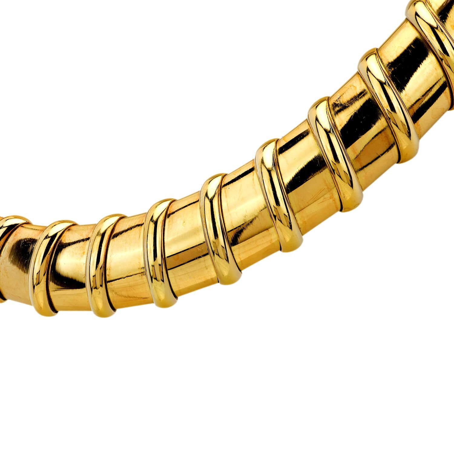 Una stravagante collana d'oro della collezione Nabucco di Roberto Coin! Questo incredibile pezzo è realizzato in vibrante oro giallo 18 carati e presenta un esclusivo design a coste. La collana flessibile è fissata con una chiusura a pressione e