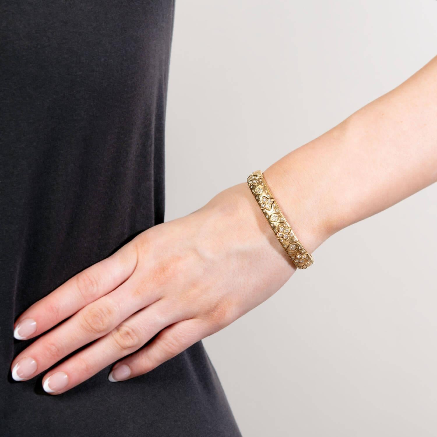 ROBERTO COIN Estate 18k Diamond Royal Princess Flower Flexible Manschettenarmband für Damen oder Herren im Angebot