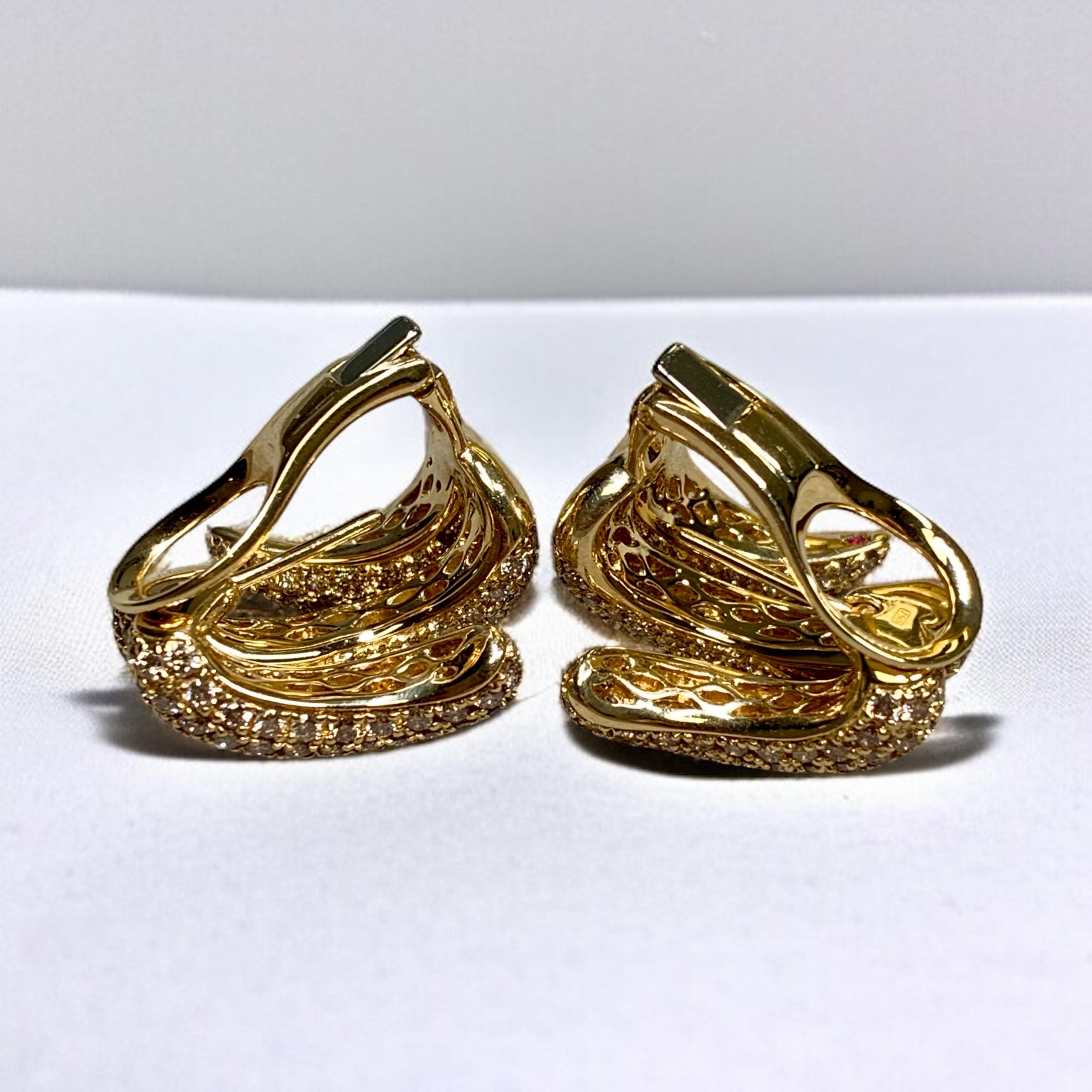 
A contemporary pair of earrings by Roberto Coin done in 18K yellow gold and pavé set with approximately 4ctw in natural fancy brown diamonds. Earrings have omega backs with swing up posts.


Dimensions/Weight:

Earrings measure .75” by .70” and