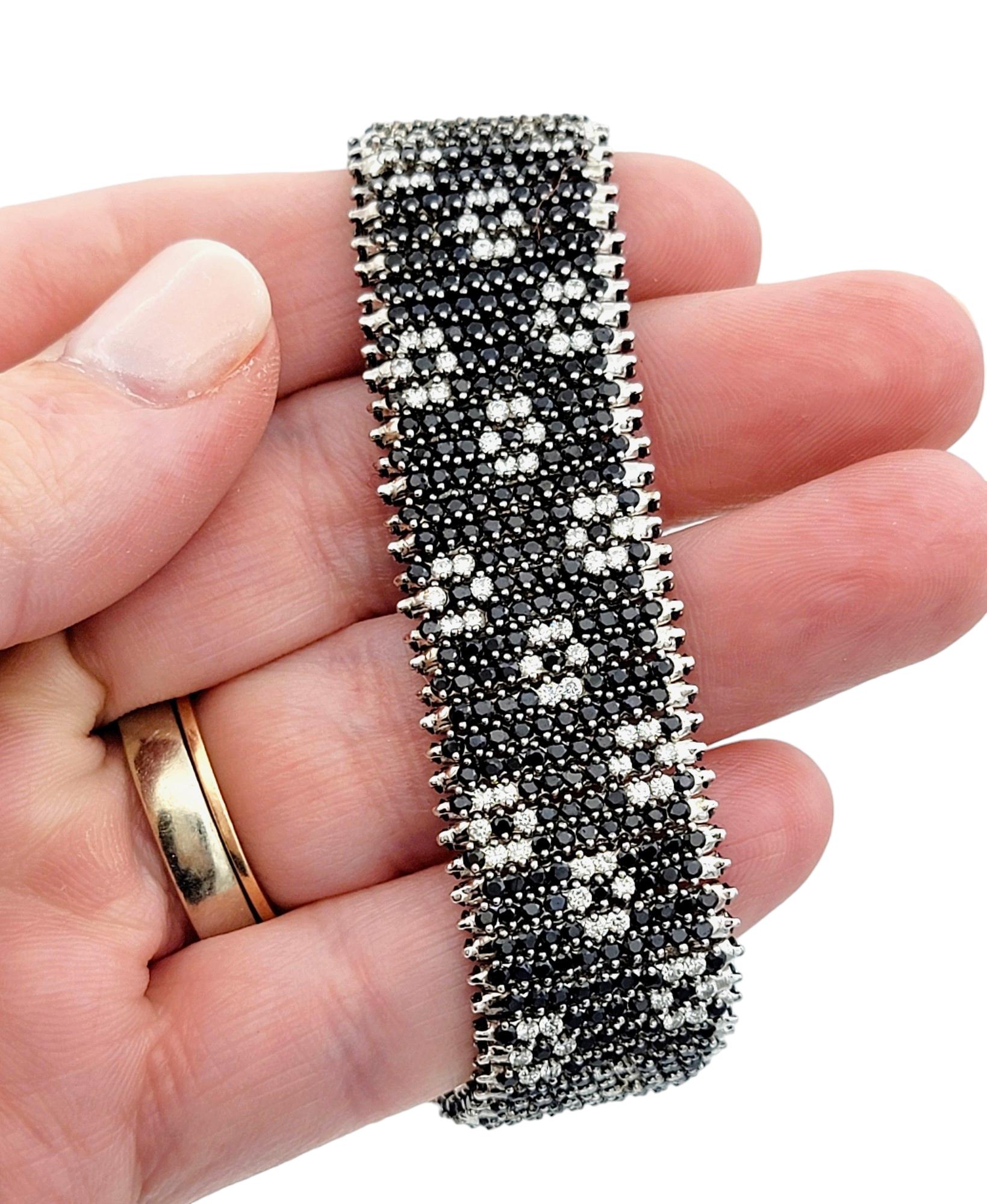 Roberto Coin Bracelet Fantasia en or blanc 18 carats avec diamants et saphirs bleus en vente 4