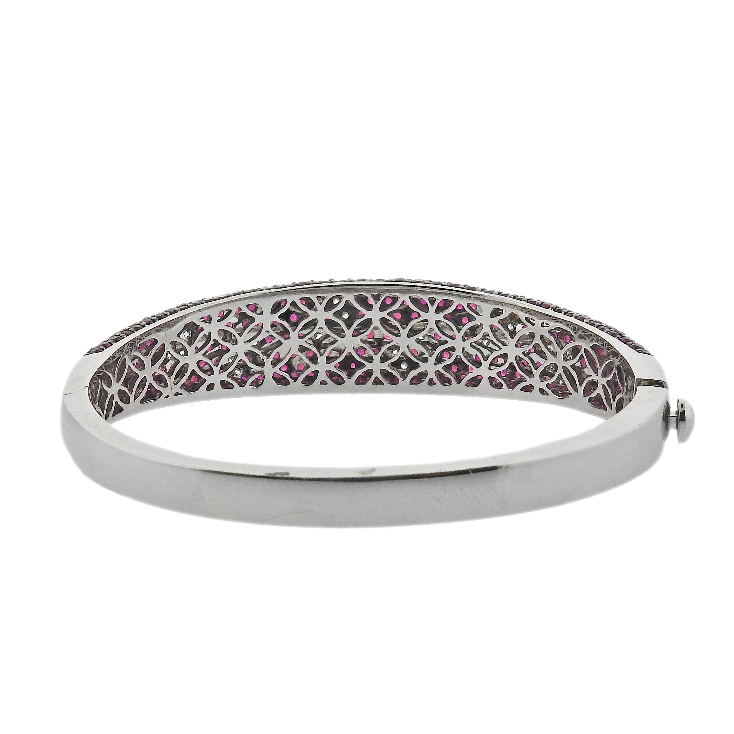 Roberto Coin Fantasia Rubin-Diamant-Blumen-Gold-Armreif. Das Armband ist mit Rubinen und ca. 1,22 Pfund VS/G-Diamanten besetzt. Das Armband passt an ein Handgelenk von ca. 7