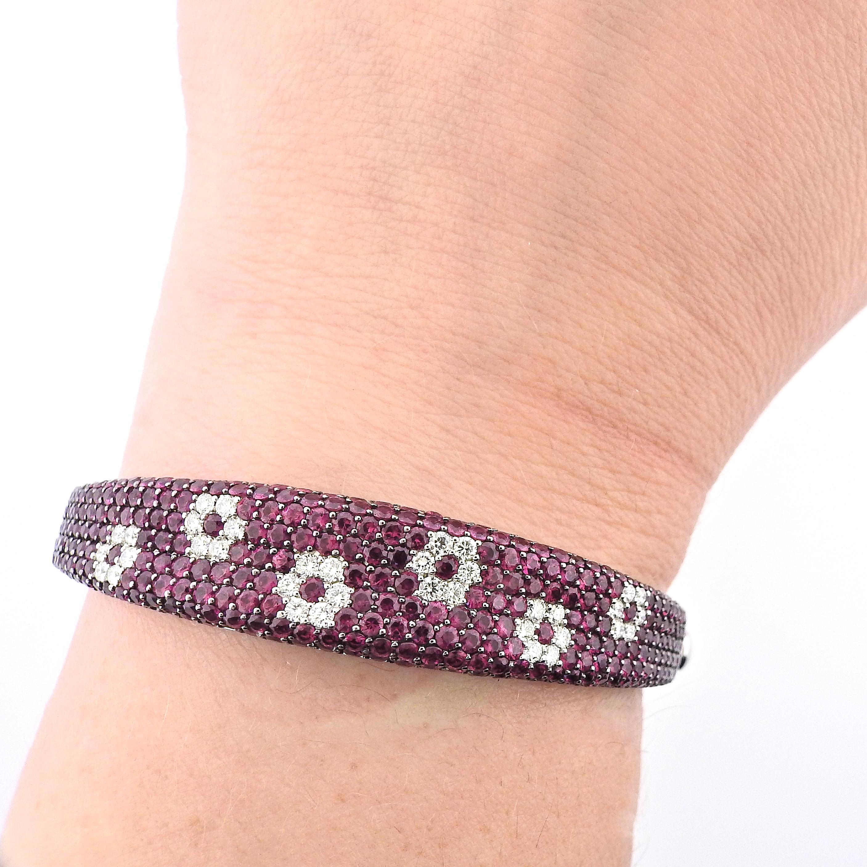 Roberto Coin Fantasia Rubin-Diamant-Blumen-Armreif aus Gold im Zustand „Hervorragend“ im Angebot in Lambertville, NJ