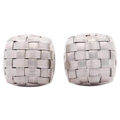 Pendientes Appassionata de oro blanco de 18 quilates con forma cuadrada esmerilada tejida, de Roberto Coin