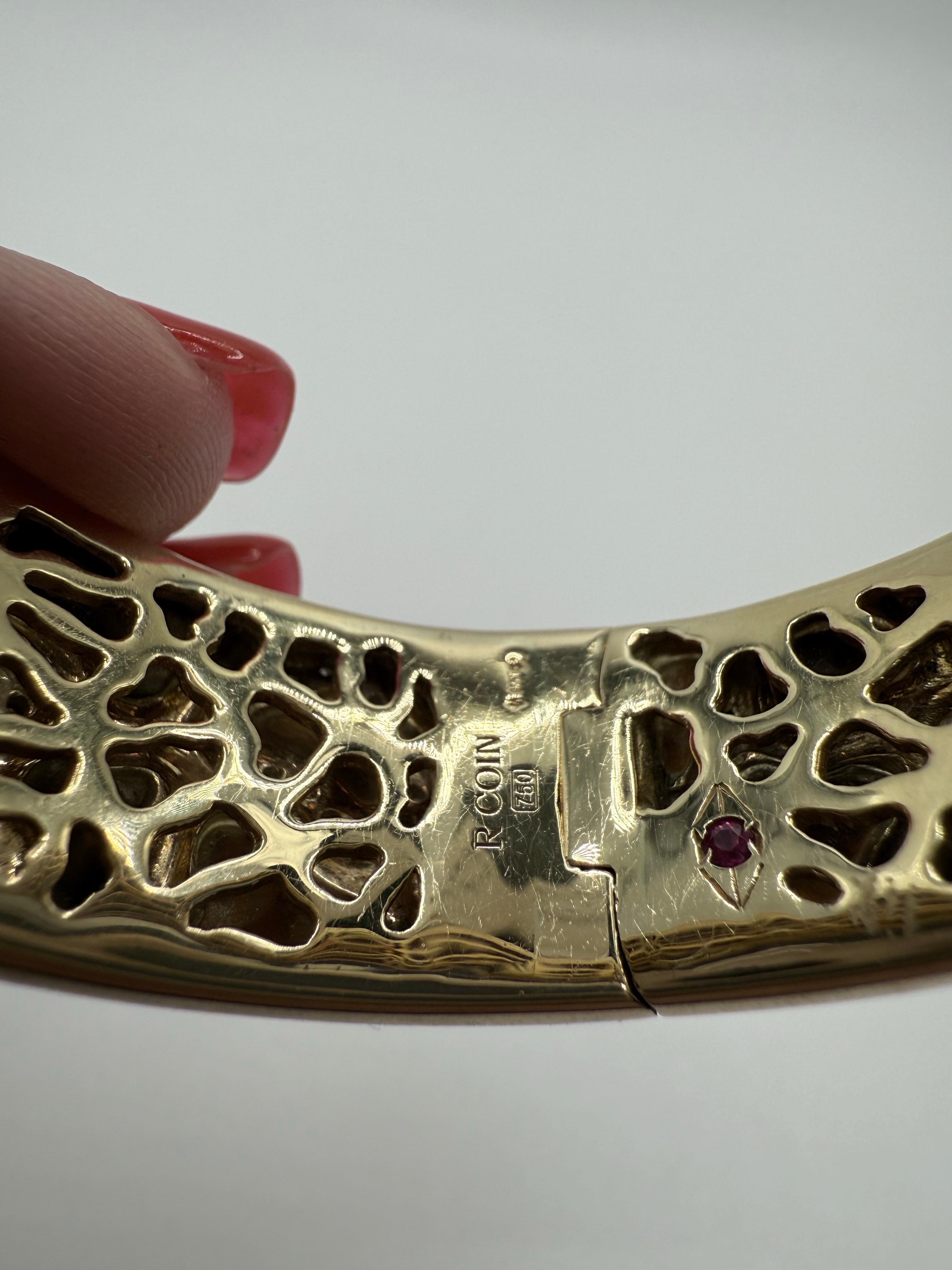 This exquisite bangle is part of Roberto Coin’s renowned Giraffe Collection, a line celebrated for its fusion of nature-inspired artistry and luxurious craftsmanship. Meticulously crafted in 18K yellow gold, the bracelet features rich tiger’s eye