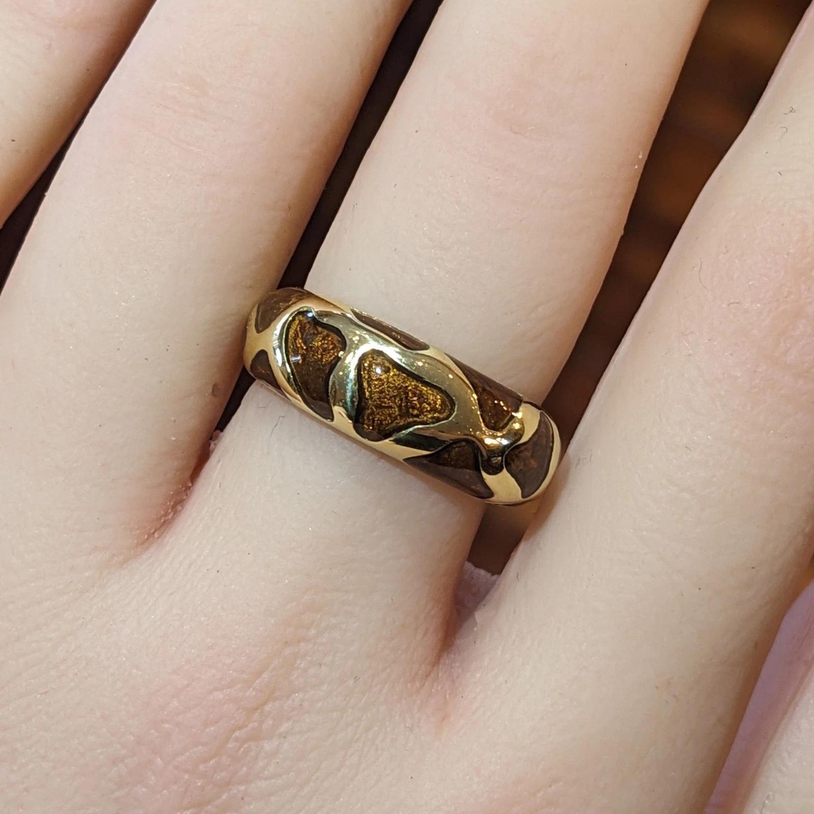 Roberto Coin Giraffe Enamel Ring in 18k Yellow Gold 

Enamel and 18k Yellow Gold Giraffe Print Ring features an 18k Yellow Gold band with Reddish Brown Enameling in Giraffe Print by Roberto Coin.

Ring size is 6
The top of the ring measures 7.3 mm