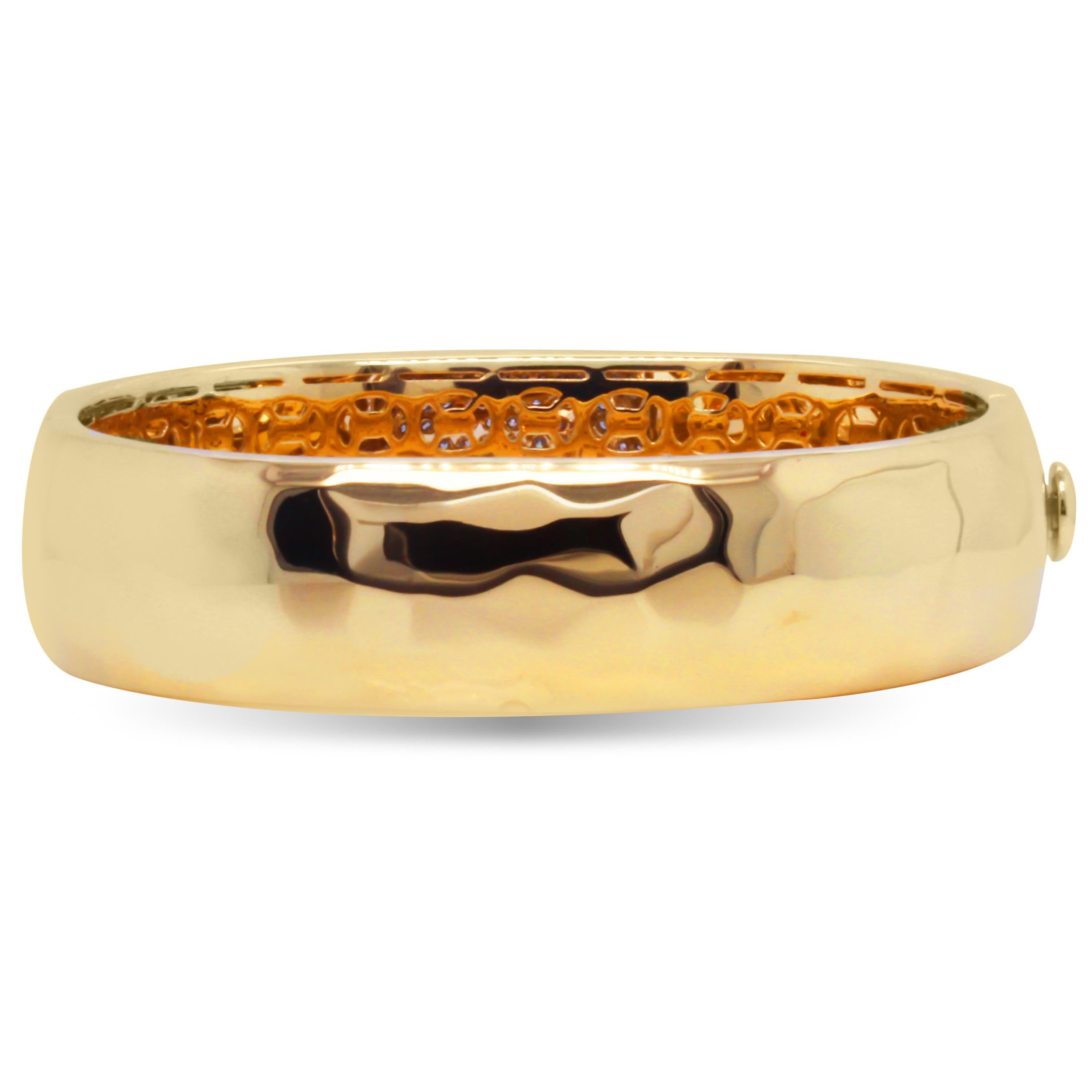 18K Yellow Gold and Diamond Bangle Bracelet. Roberto Coin Martellato

This bracelet features a hammered-like finish, high polished yellow gold with pavé set diamonds in the center

2.25 carat G color, VS clarity diamonds total weight

Bracelet is a