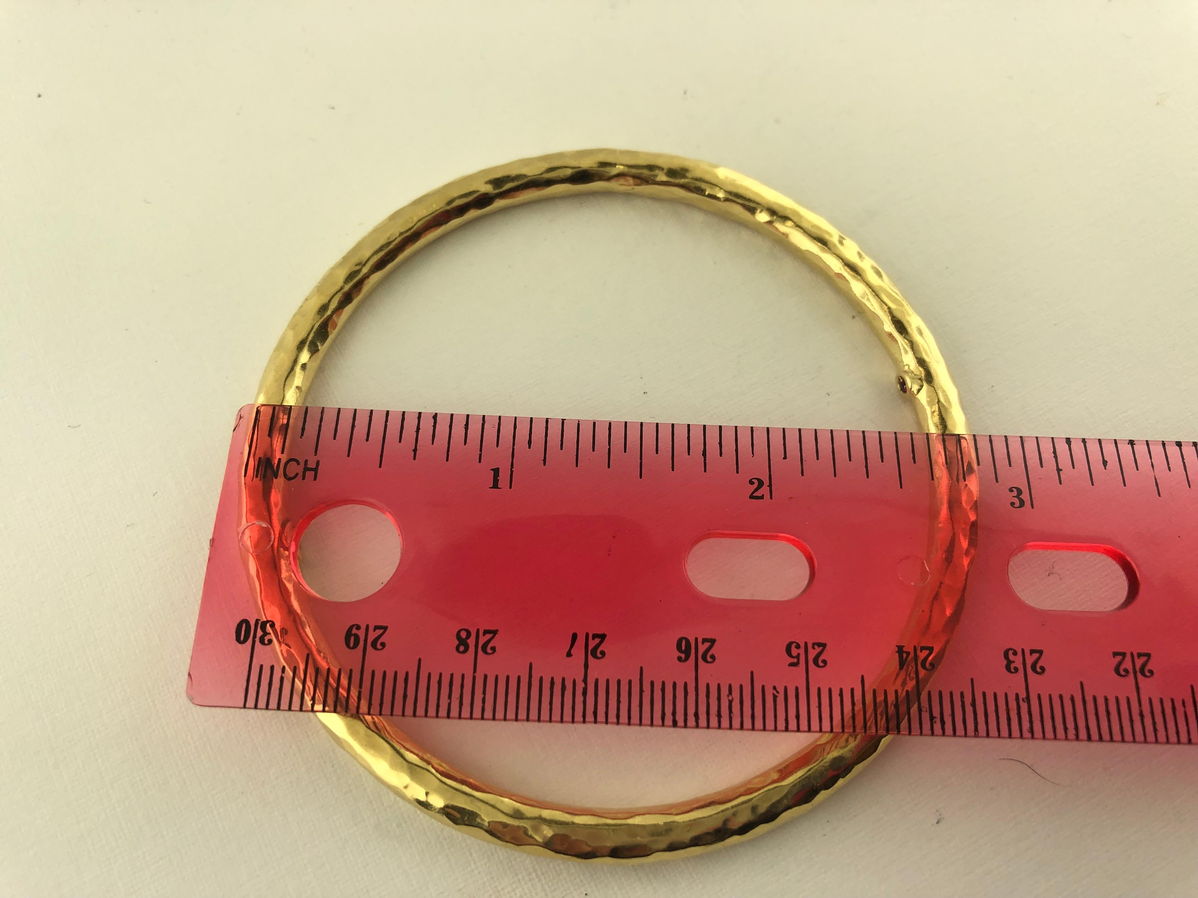 Roberto Coin Hammered Martellato 18 Karat Yellow Gold Bangle Bracelet For Sale 1