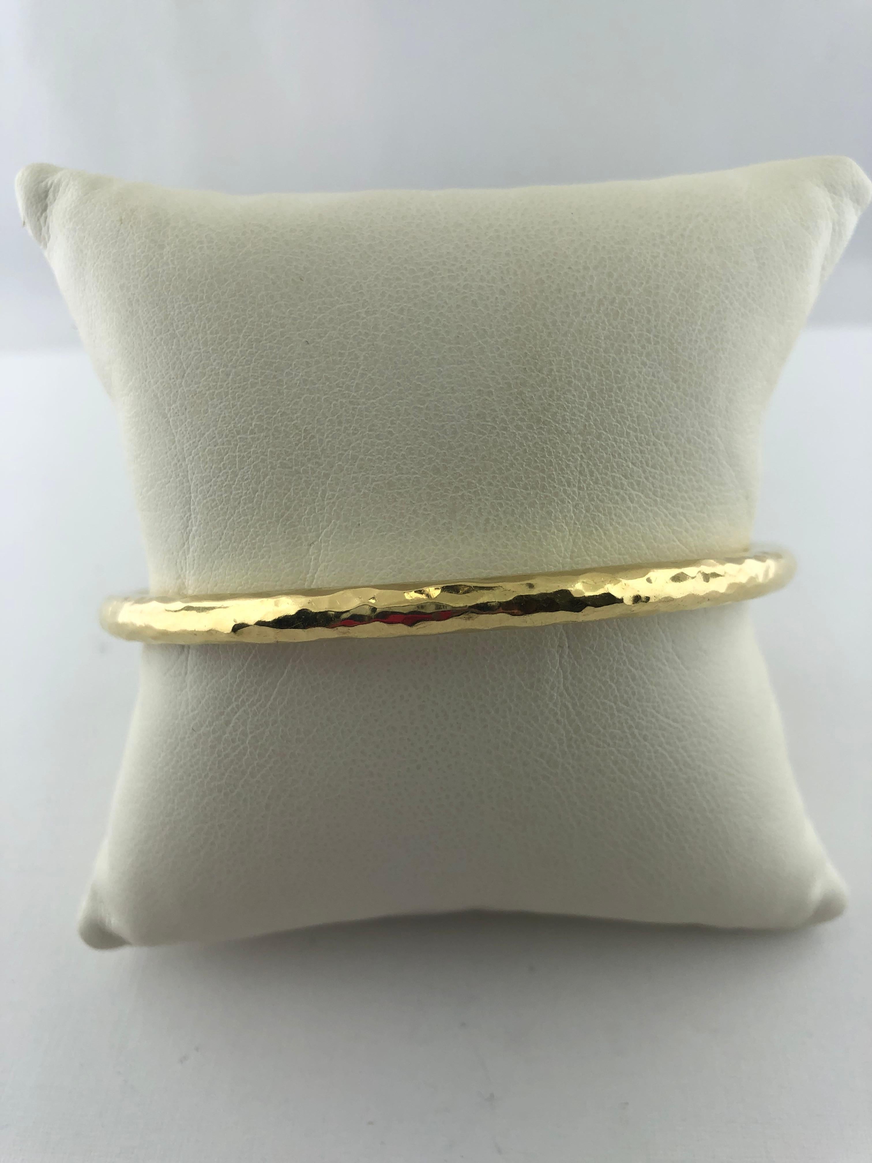 Pre-Owned Roberto Coin Hammered Martellato 18k Yellow Gold Bangle Bracelet with Roberto Coin Signature Ruby  

No Box or Papers

Stamped 