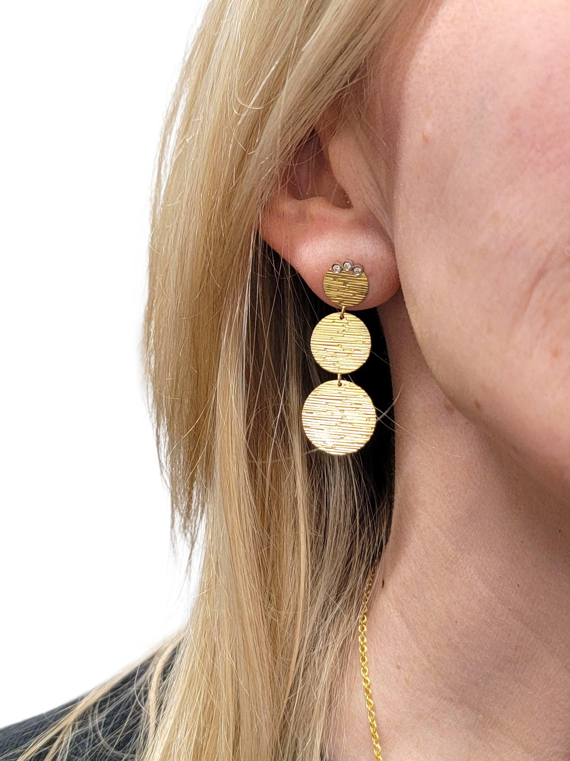 Roberto Coin Boucles d'oreilles pendantes à triple disque martelé avec diamants en or 18 carats en vente 4