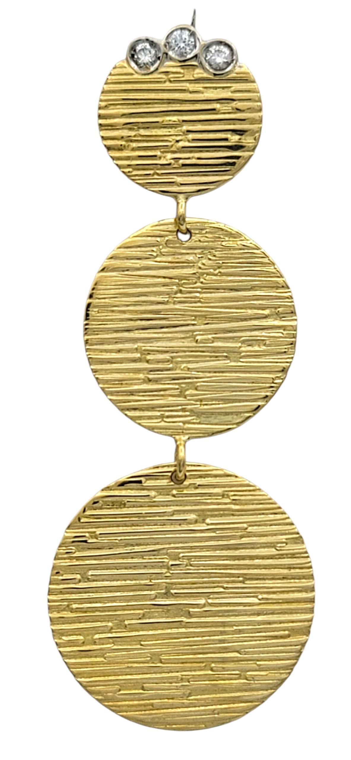 Contemporain Roberto Coin Boucles d'oreilles pendantes à triple disque martelé avec diamants en or 18 carats en vente