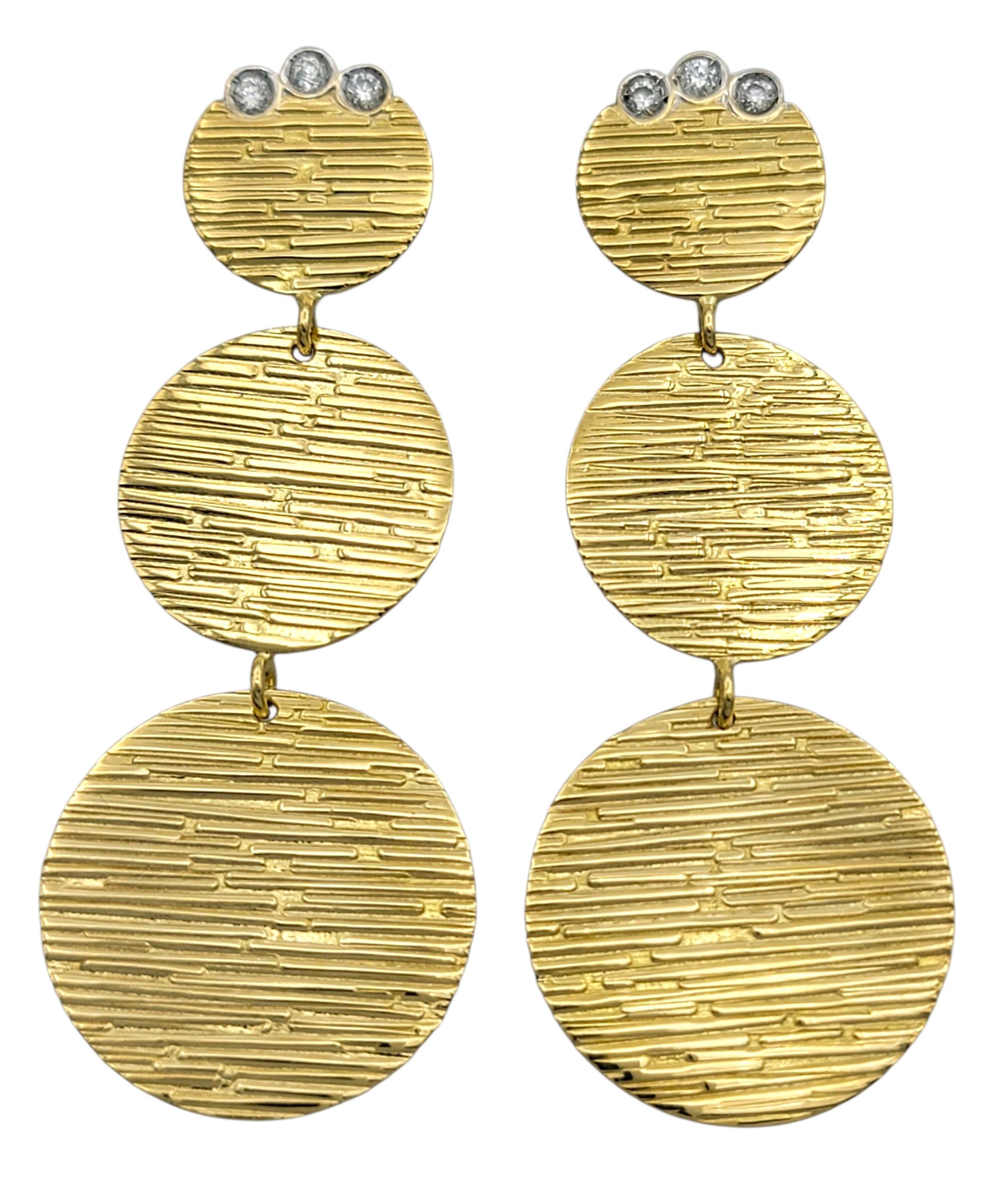 Taille ronde Roberto Coin Boucles d'oreilles pendantes à triple disque martelé avec diamants en or 18 carats en vente