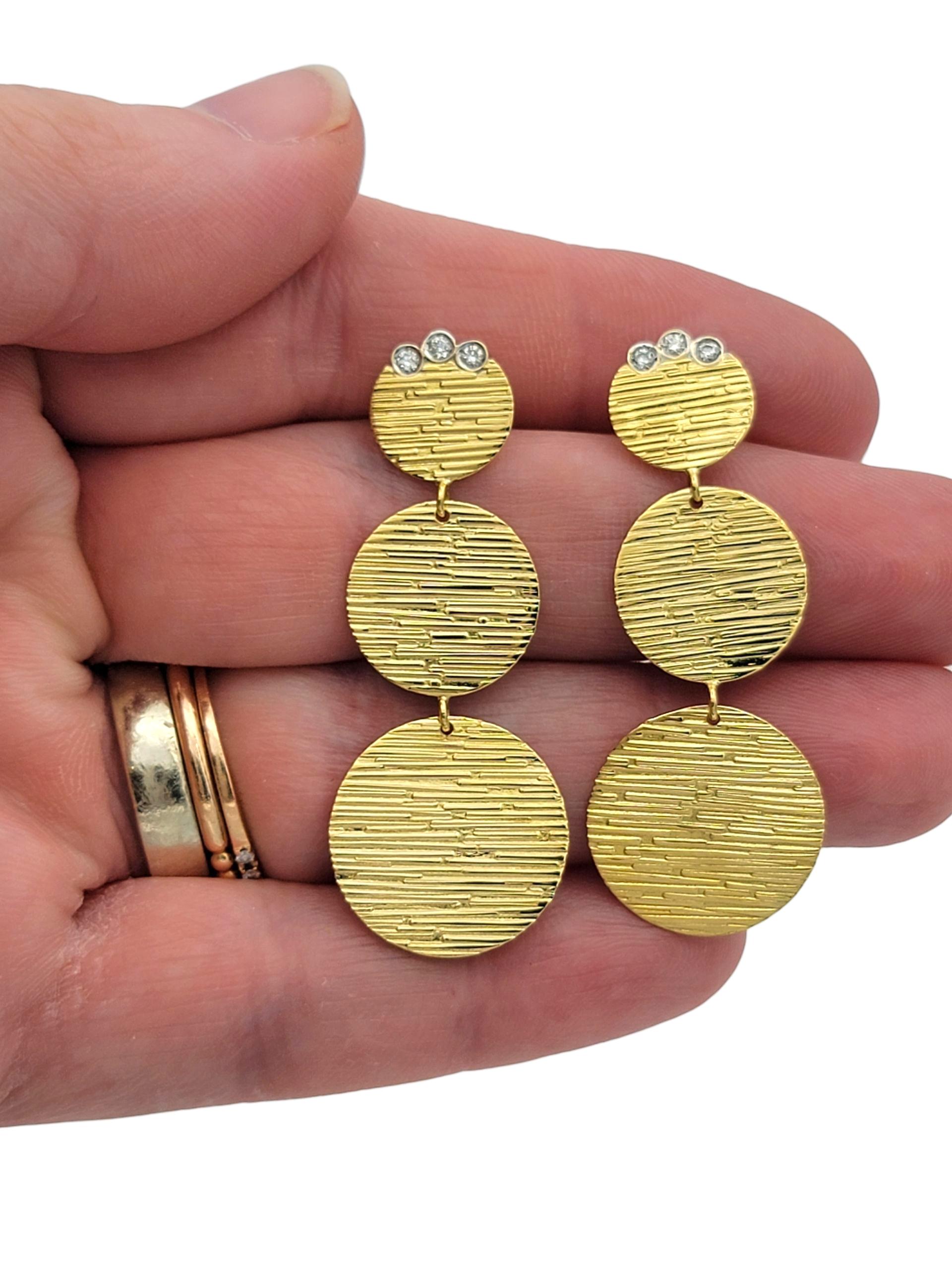 Roberto Coin Boucles d'oreilles pendantes à triple disque martelé avec diamants en or 18 carats en vente 2