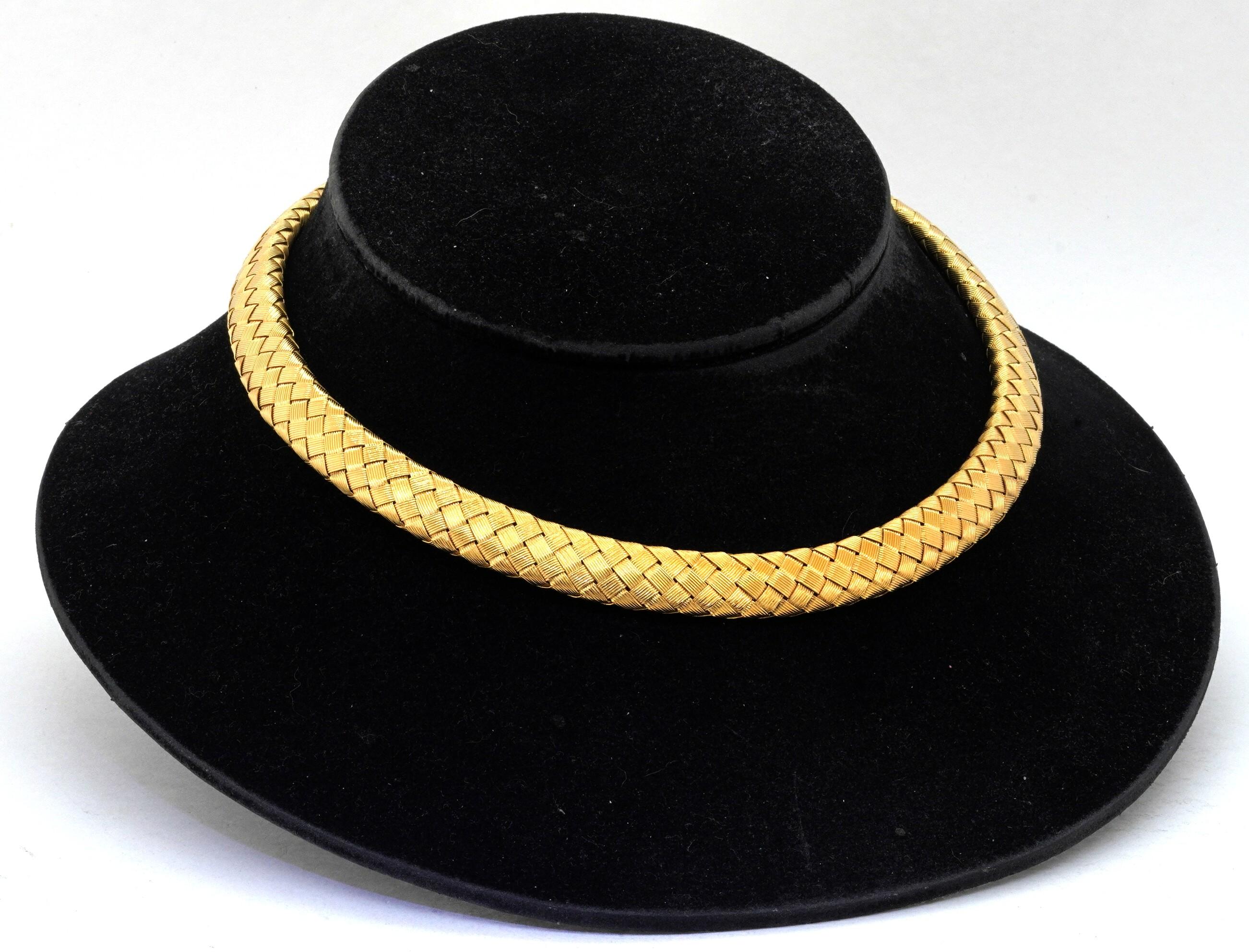 Cabochon Roberto Coin Heavy 18K Yellow Gold Woven Choker Necklace w/ Sapphire Clasp For Sale