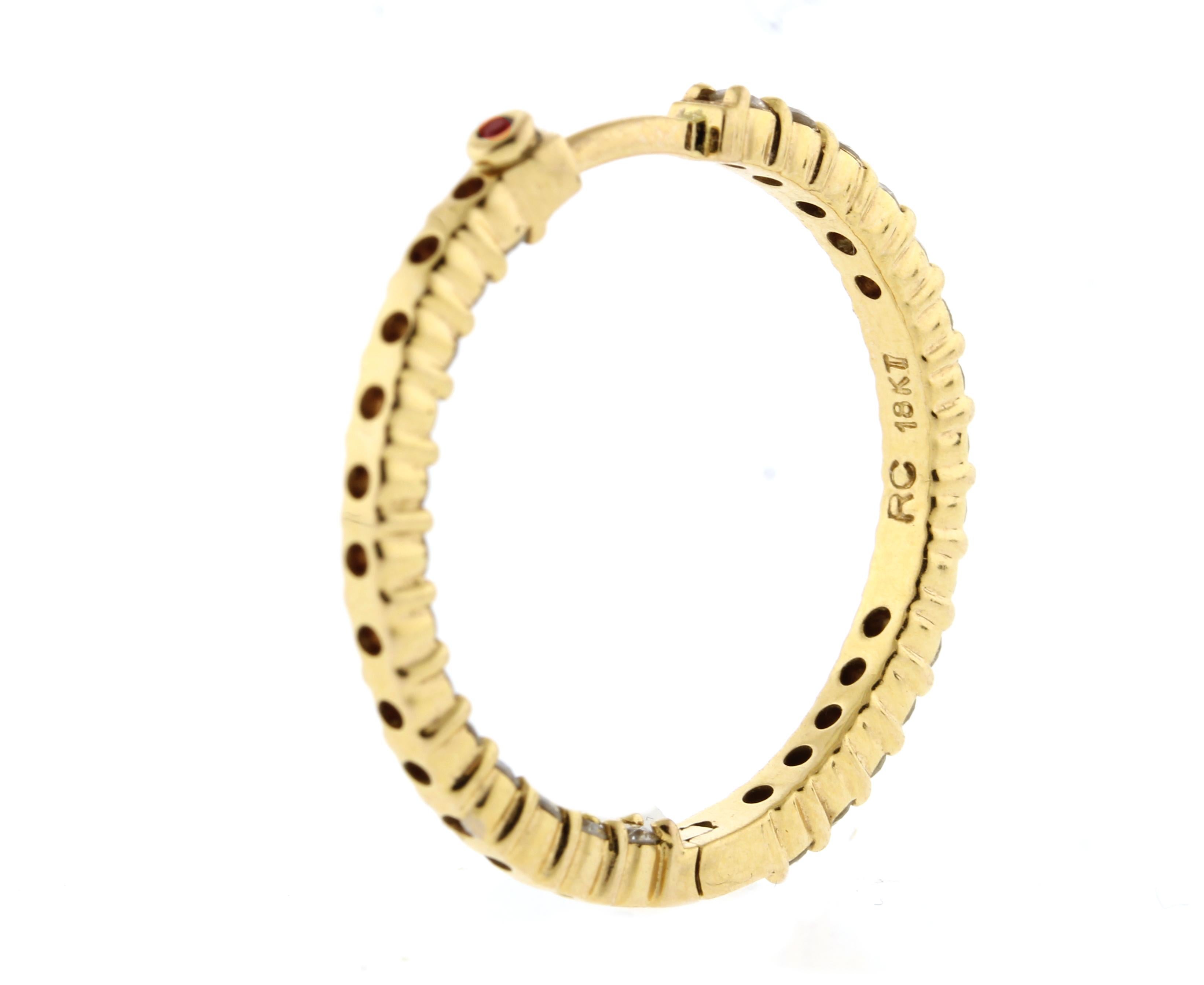 Diese Ohrringe aus 18 Karat Roségold haben 56 Diamanten und einen Durchmesser von 1 Zoll.
- • Metall:18kt Roségold	
- • Circa: 21. Jahrhundert
- • Edelstein: 56Diamanten= 1 Karat
- • Gewicht: 7,5 Gramm
- • Abmessungen: 1 Zoll Durchmesser
- •