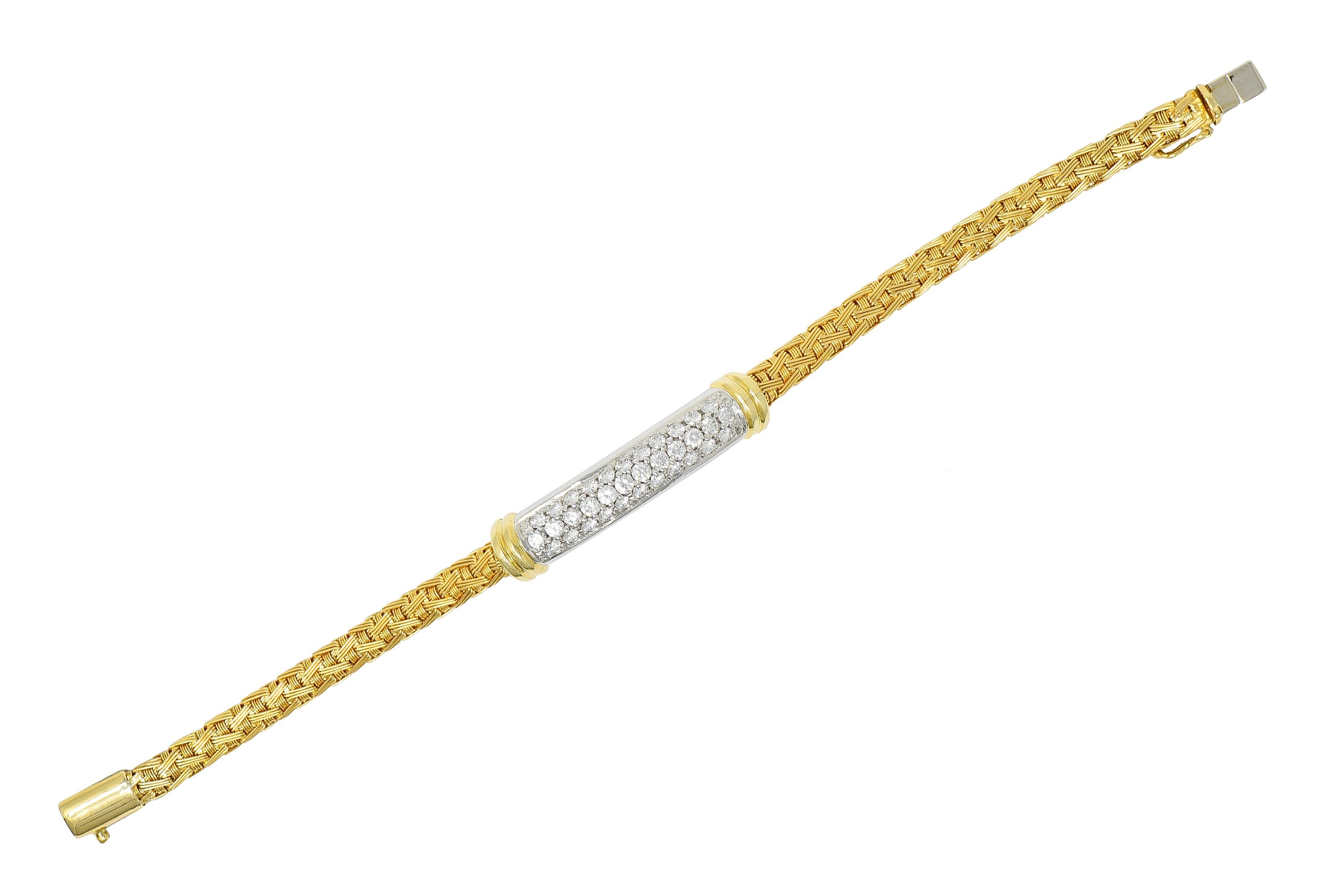Das Armband besteht aus aufwendig gewebtem Gold mit Korbgeflechtmotiv

In der Mitte befindet sich eine gewölbte Bar aus Weißgold, flankiert von tief geriffeltem Gelbgold

Set aus runden Diamanten im Brillantschliff mit einem Gesamtgewicht von ca.