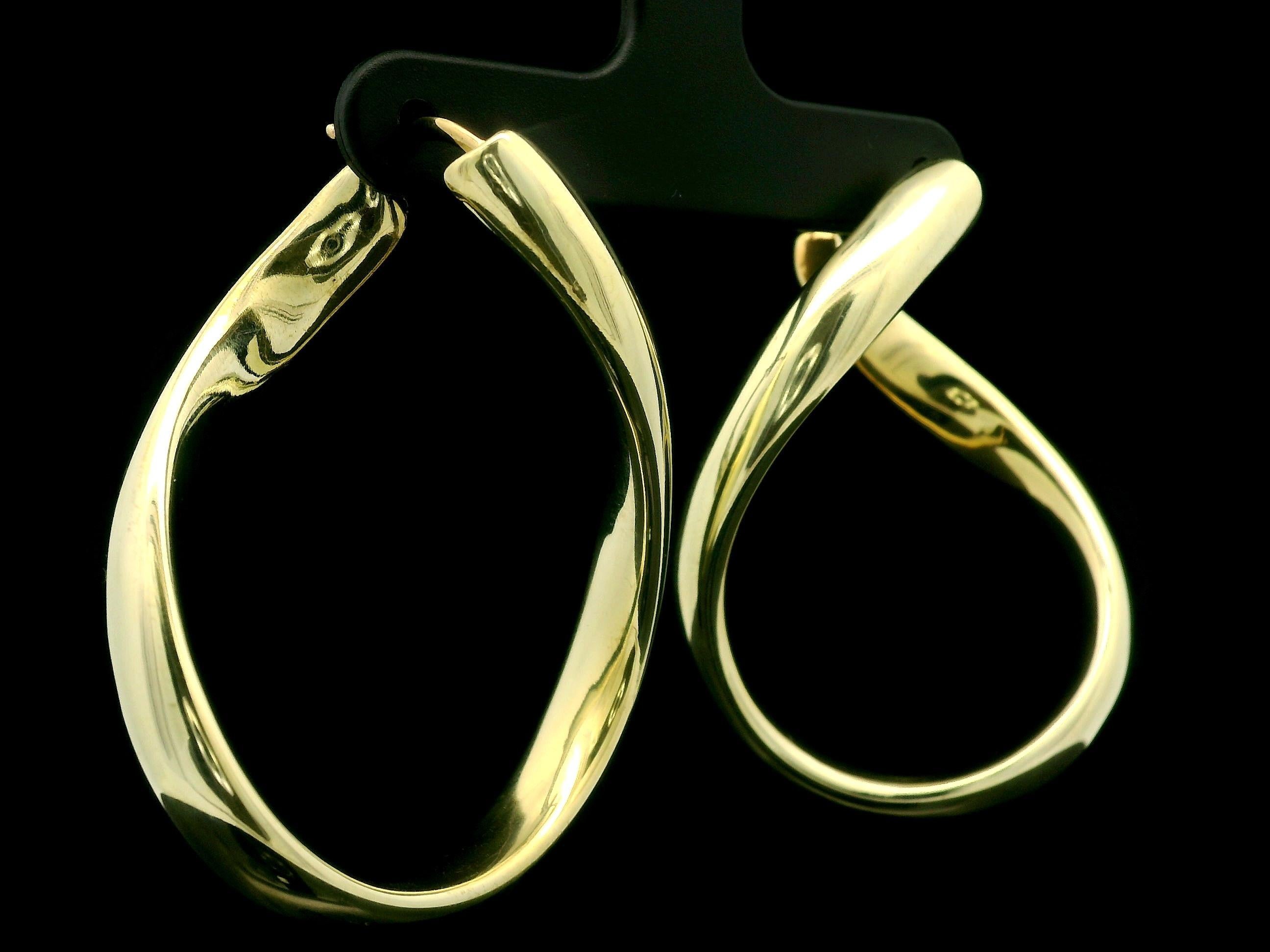 Roberto Coin Italian 18k Yellow Gold Polished Finish Wavy Hoop Snap Earrings In Excellent Condition In Montclair, NJ