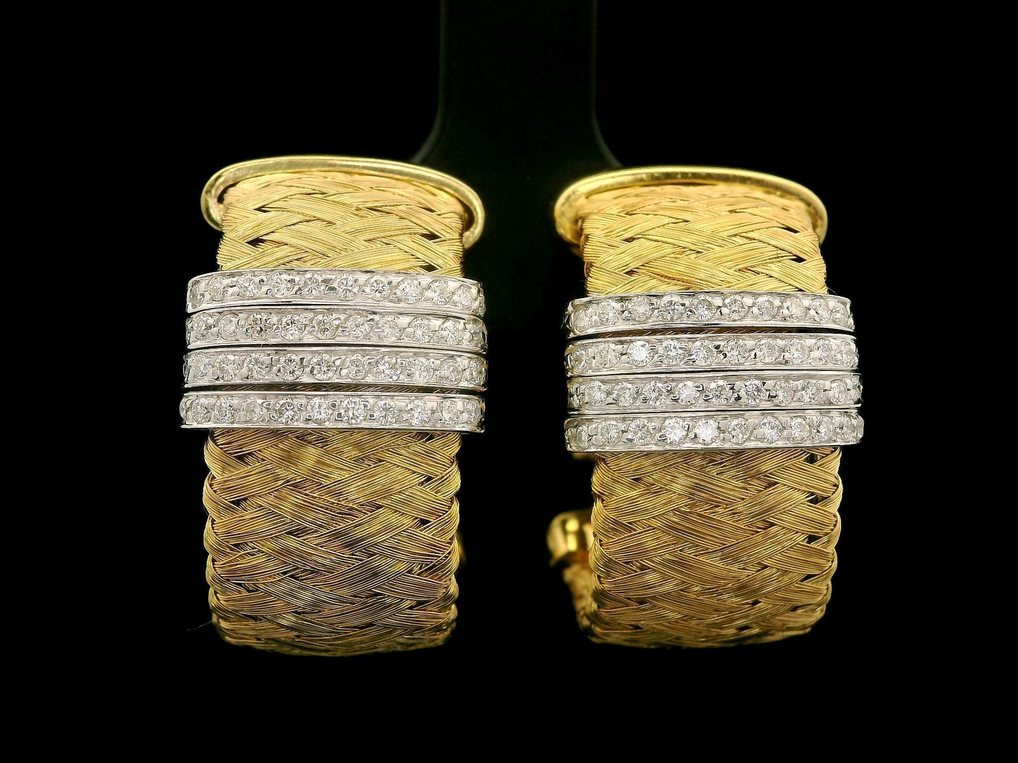 -Piedra(s)-
(88) Diamantes auténticos naturales - Talla brillante redonda - Engastados - Color F/G - Claridad VS1/VS2 - 0,44ctw (aprox.)

Material: Oro amarillo y blanco macizo de 18 quilates
Peso: 17,6 gramos
Soporte: Espigas con cierre omega (se