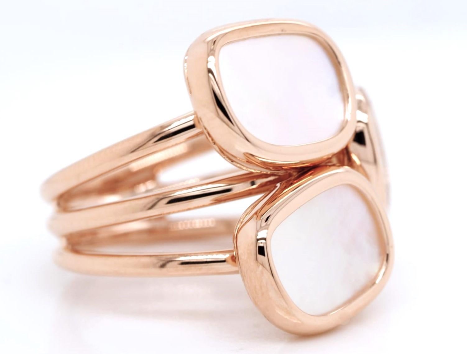 This stunning Roberto Coin triple ring from the Jade Collection features a lustrous mother of pearl and 0.14 ct round diamond set in 18k rose gold. The pavé setting style adds an extra touch of elegance to this luxurious piece. The ring is a size