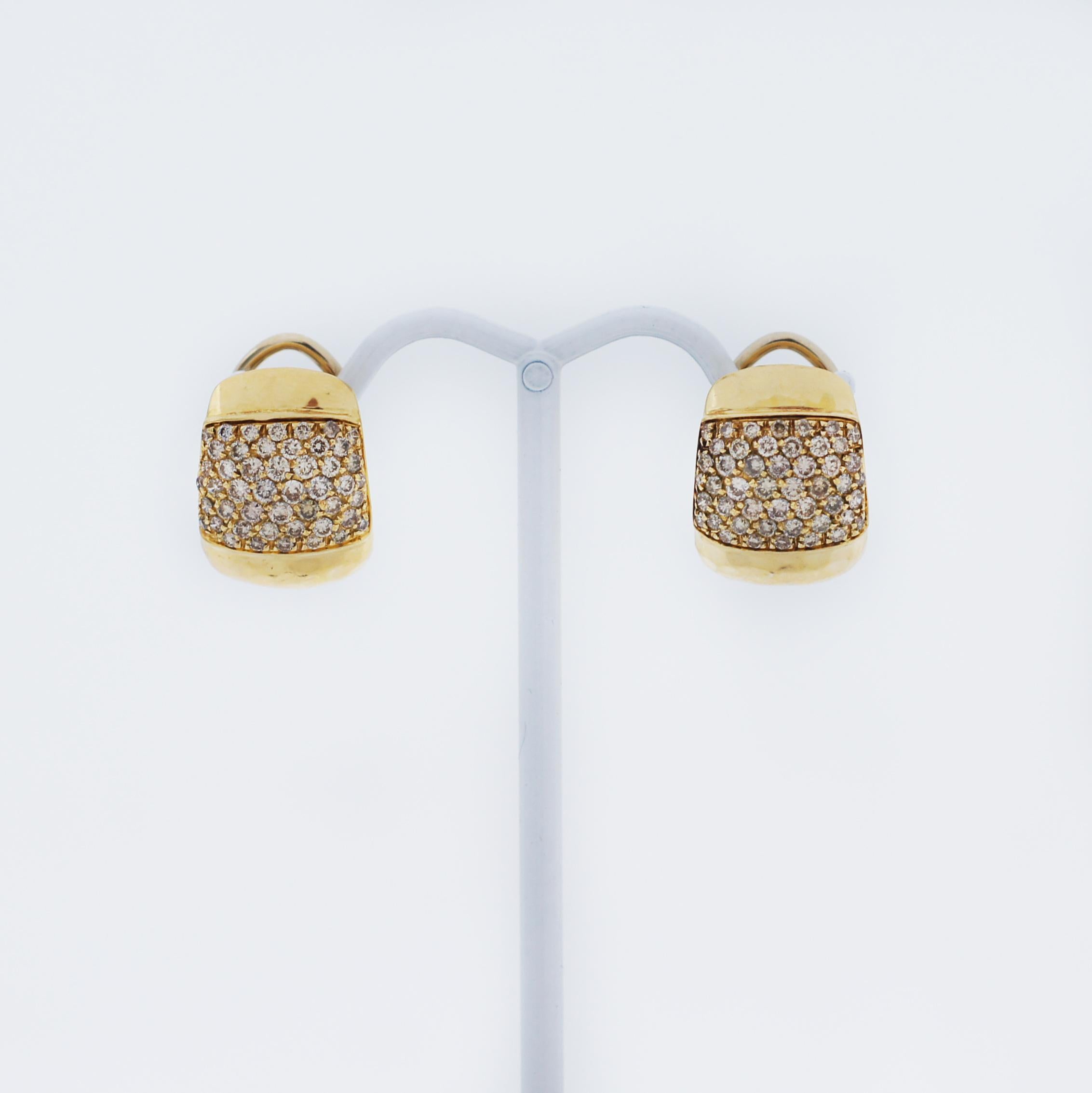 Boucles d'oreilles Roberto Coin composées d'une large monture effilée martelée à la main contenant des diamants sertis en pavé.
de la collection Martellato.
Les boucles d'oreilles portent le traditionnel Rubis encastré de Roberto Coin, la marque