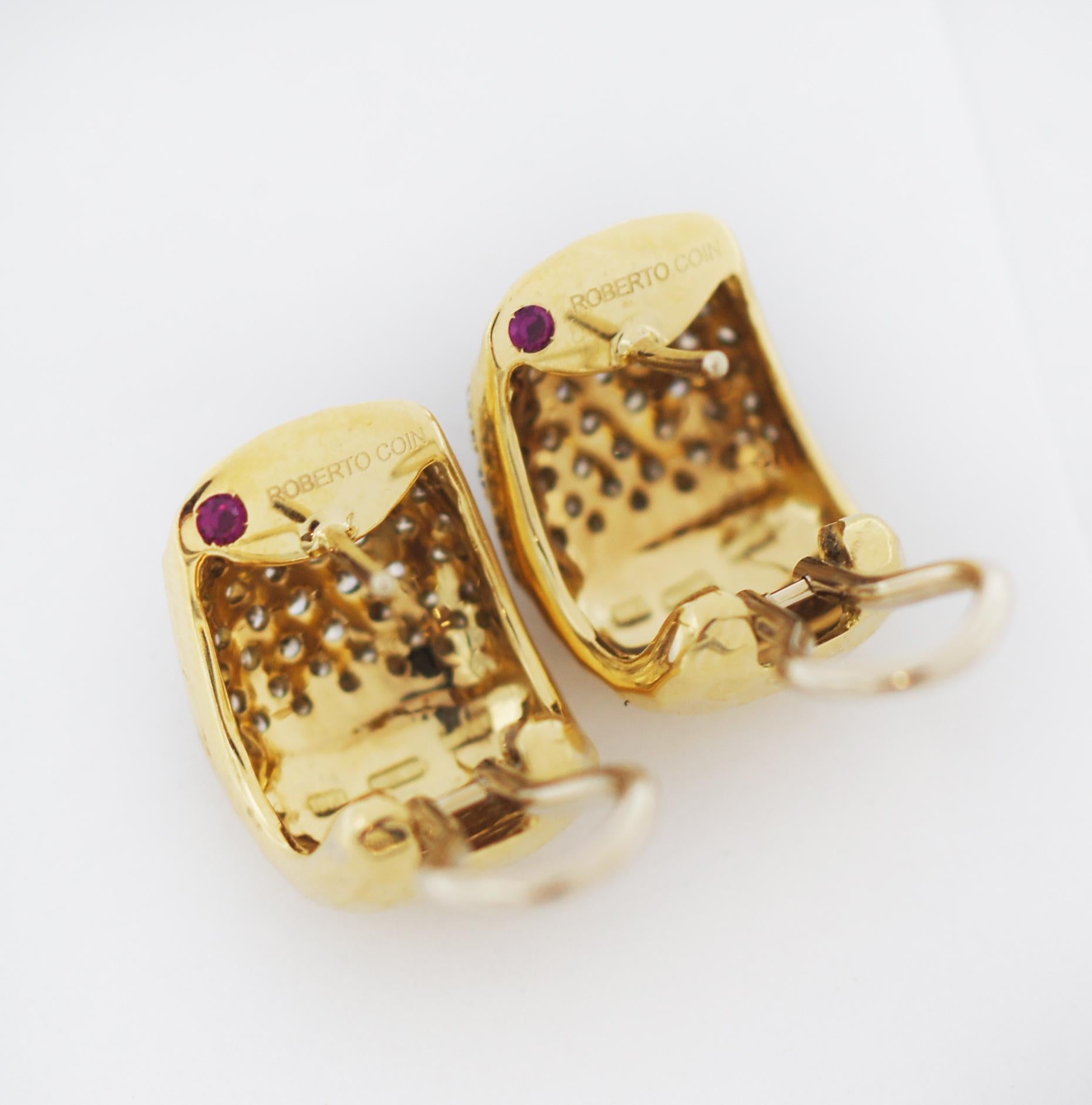 Roberto Coin Martellato 18K Gold Diamond Wide Earrings In Good Condition For Sale In San Fernando, CA