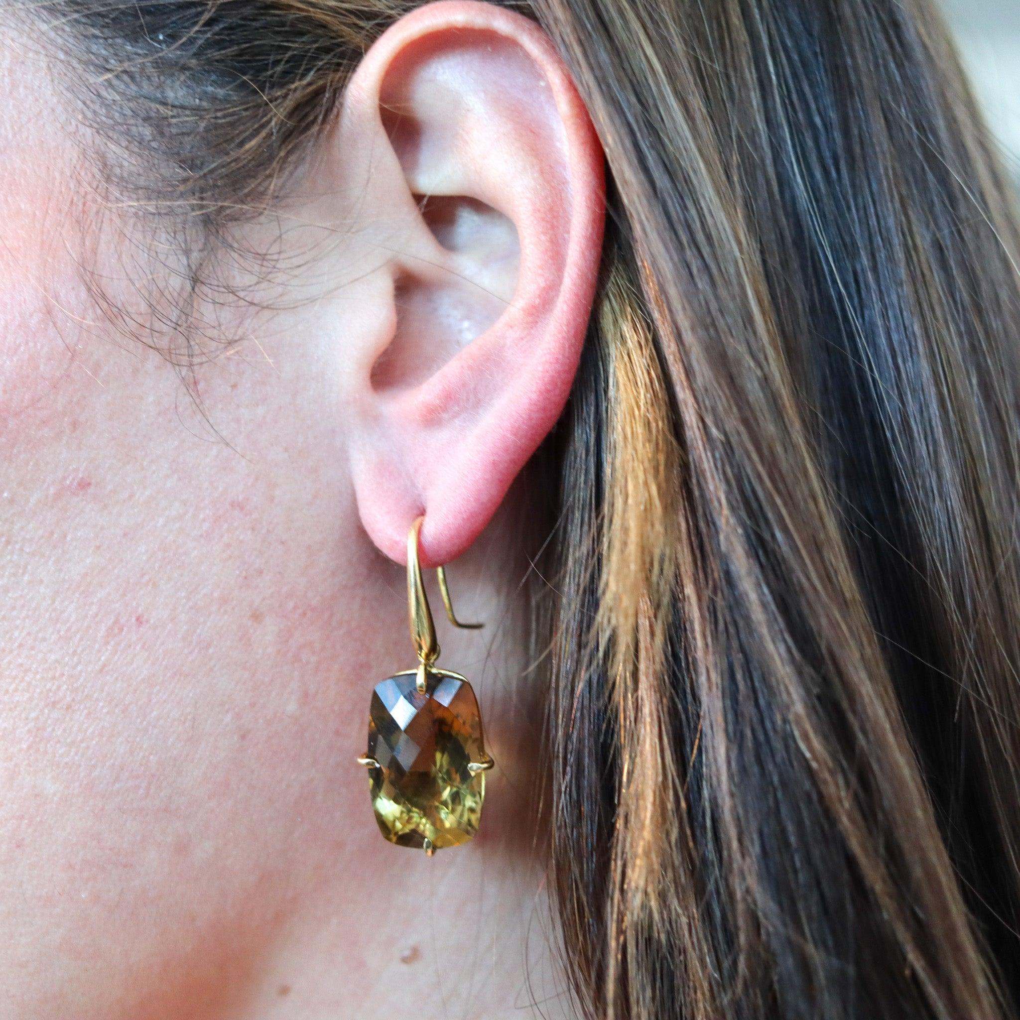 Orecchini a cerchio disegnati da Roberto Coin.

Bellissimo e moderno paio di orecchini pendenti, creati a Vicenza dal designer di gioielli Roberto Coin. Questi eleganti orecchini pendenti sono stati realizzati con cura in oro giallo massiccio a 18