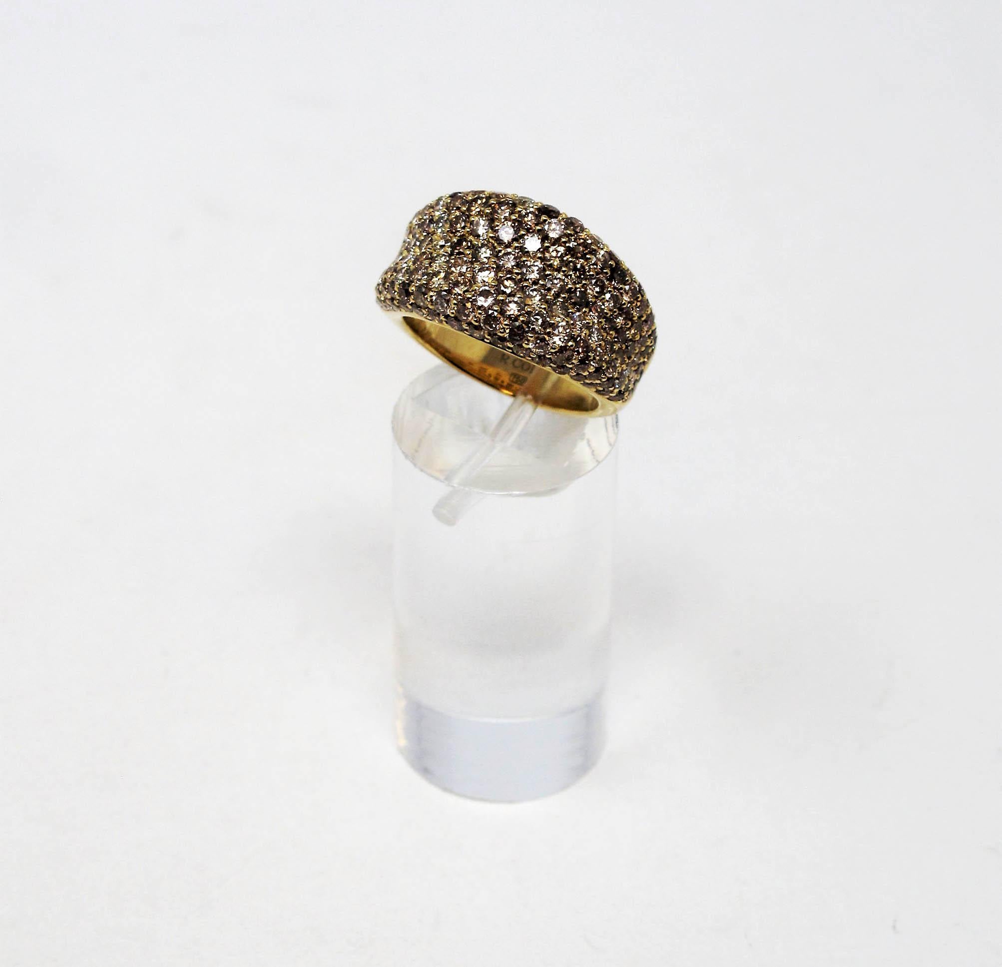 Ring size: 6.25

Stunning and unique champagne pave diamond ring by Roberto Coin. This sophisticated ring is shockingly sparkly on the finger. With its unique brownish hue, it flatters all skin types and makes a real statement. This glamorous piece