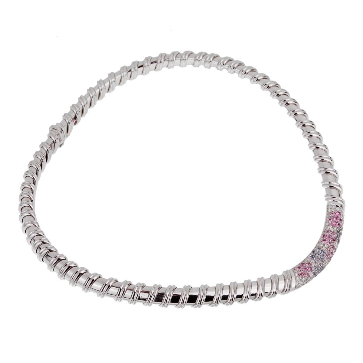 L'iconica collana Roberto Coin della collezione Nabucco è impreziosita da diamanti rotondi taglio brillante, zaffiri rosa e blu in oro bianco 18 carati.
