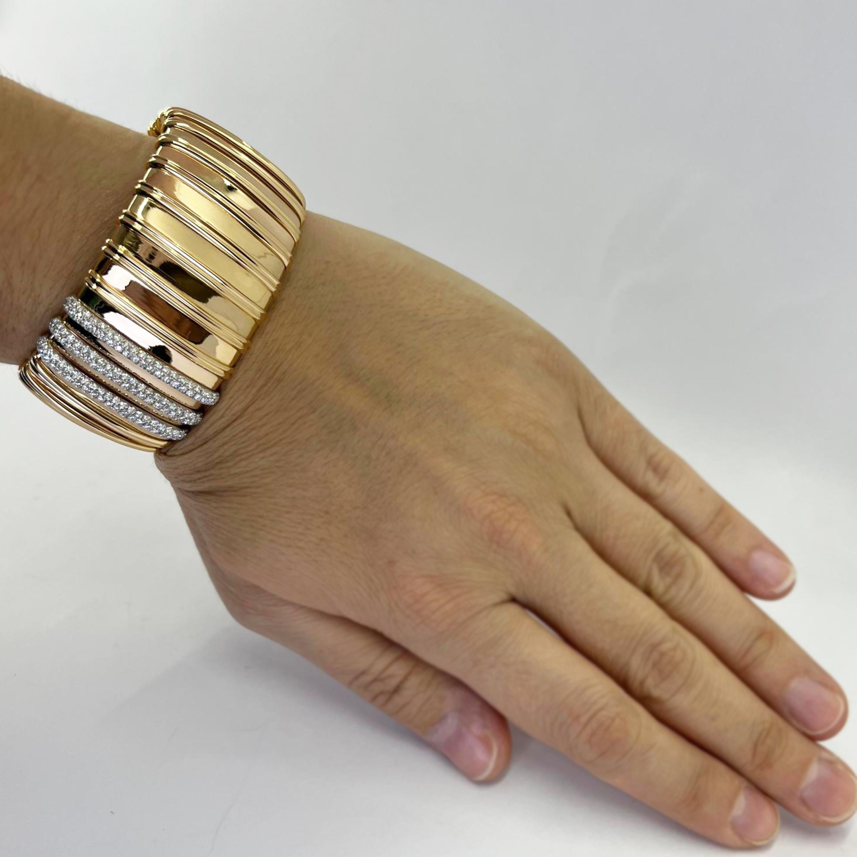 Roberto Coin bracciale largo Nabucco in oro rosa 18 carati con 201 diamanti rotondi taglio brillante di purezza SI e colore G/H per un totale di 1,85 carati. Schiena aperta con chiusura a molla. 25.000 $ MSRP. Il peso finito è di 106,5 grammi.