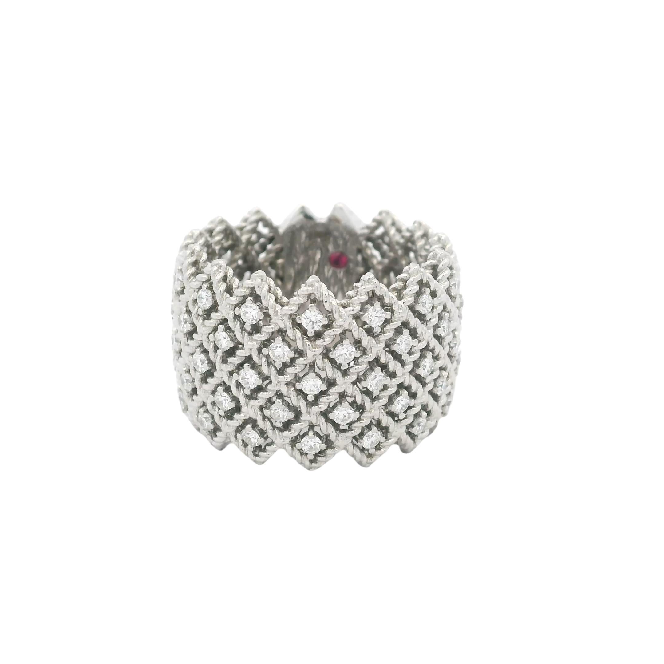 Cette spectaculaire bague de cigares à diamants Barocco de Roberto Coin capture l'essence du luxe italien audacieux avec son artisanat richement détaillé et sa présence sculpturale. Fabriquée à la main en or blanc 18 carats, la bague présente un