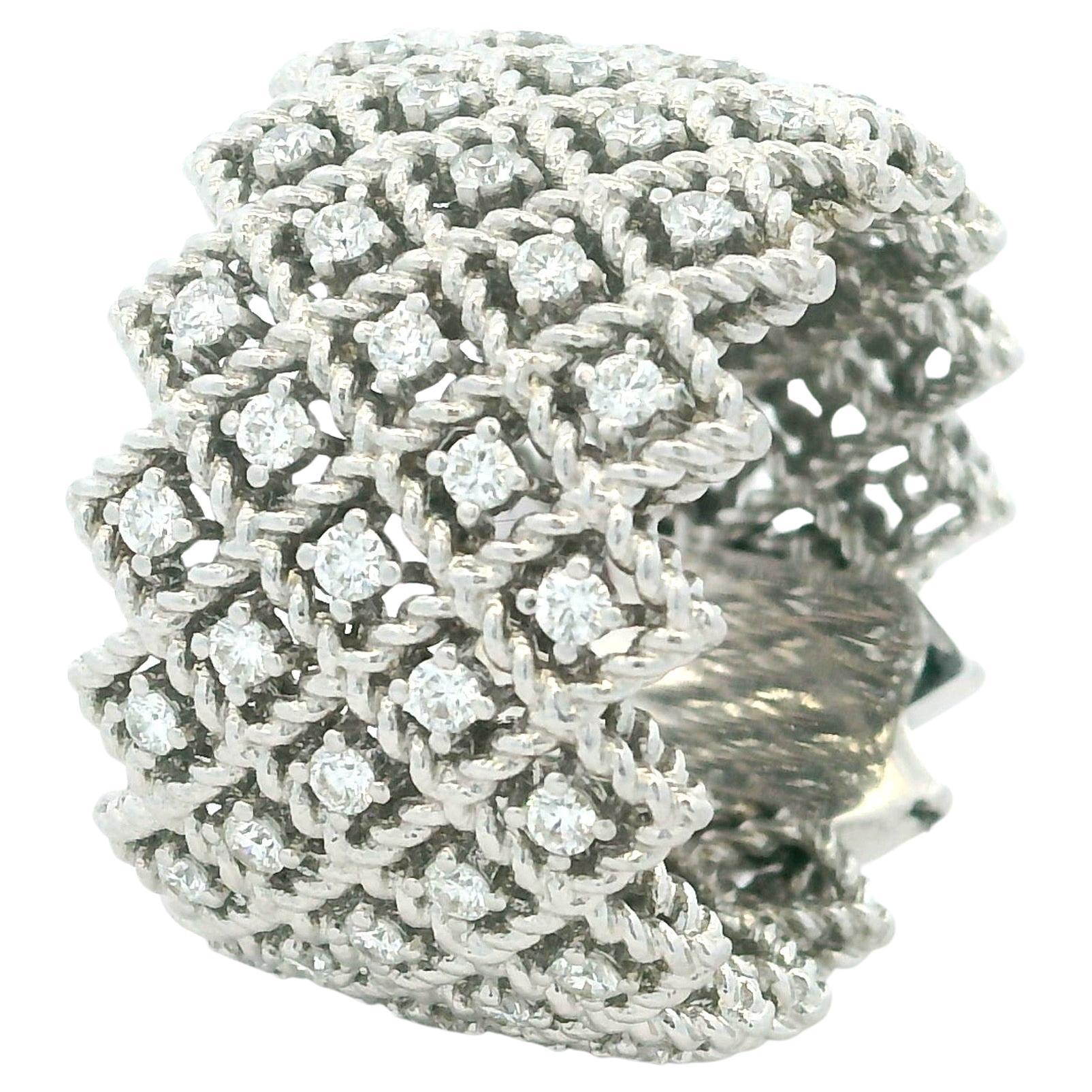 Questo spettacolare anello a fascia con diamante New Barocco di Roberto Coin cattura l'essenza del lusso italiano con la sua lavorazione artigianale ricca di dettagli e la sua presenza scultorea. Realizzato a mano in oro bianco 18 carati, l'anello