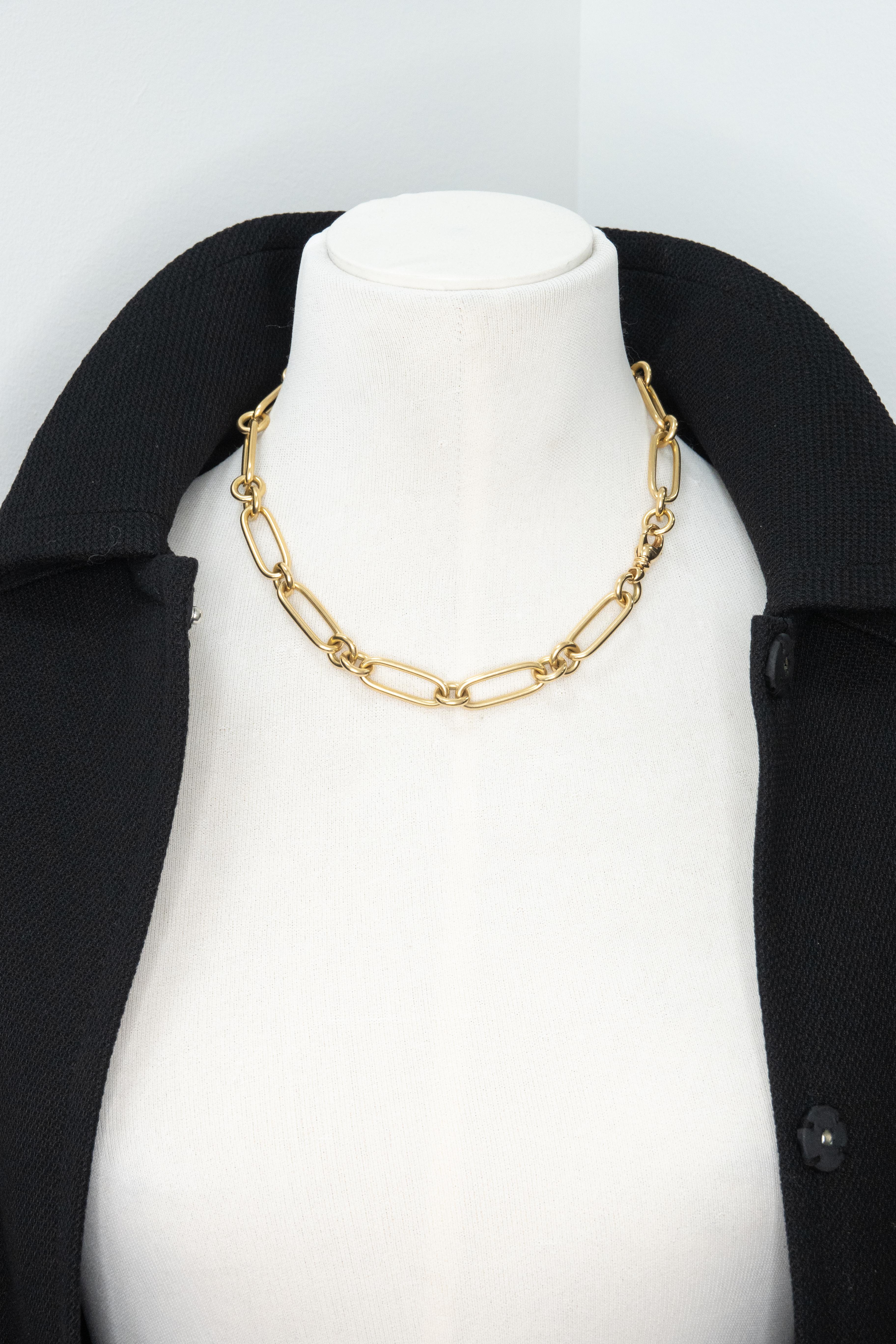 Cet exceptionnel collier à gros maillons ovales de la Collection S/One Classic met en valeur la célèbre maîtrise de la maison en matière de design audacieux en or. Fabriquée à la main en or jaune 18 carats, la pièce présente des maillons ovales