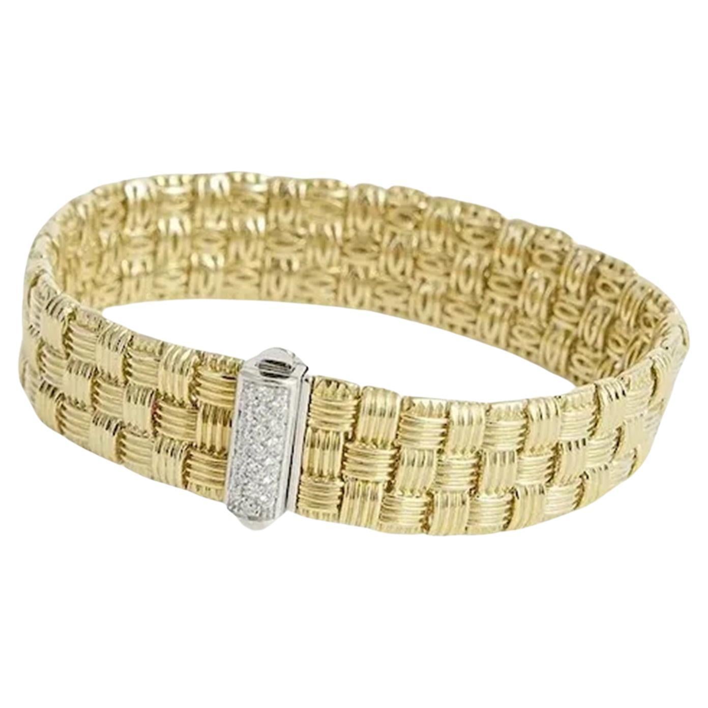 Roberto Coin Armband mit einer dreifachen Reihe aus gewebtem Gold aus seiner ikonischen Appassionata Kollektion. Das Armband ist  7 Zoll lang. Das Design ist wie ein Korbgeflecht. Die Schließe ist mit drei Reihen von Diamanten besetzt, die etwa 22