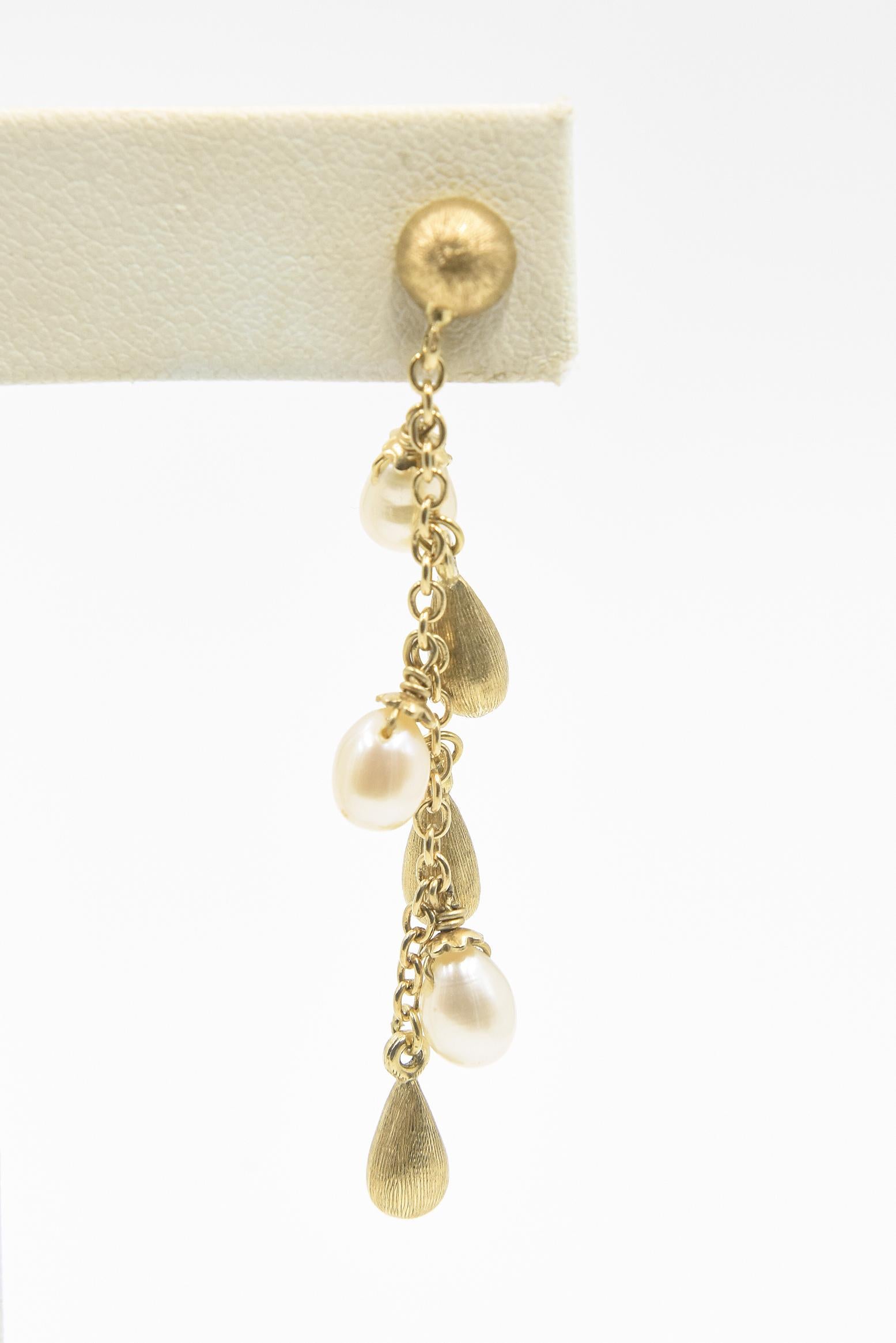 Roberto Coin Pearl Gold Teardrop Necklace with Earrings In Excellent Condition In Miami Beach, FL