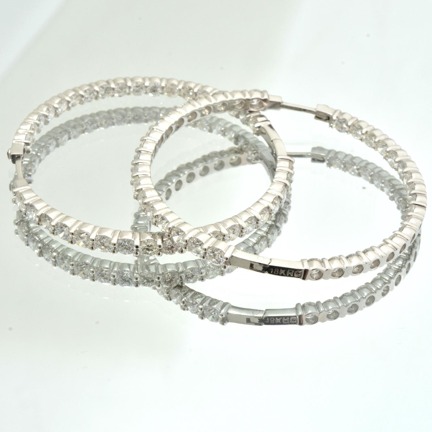 Roberto Coin Perfect Hoop Inside Out Diamond Earring in 18 Karat White Gold In Excellent Condition For Sale In Miami, FL