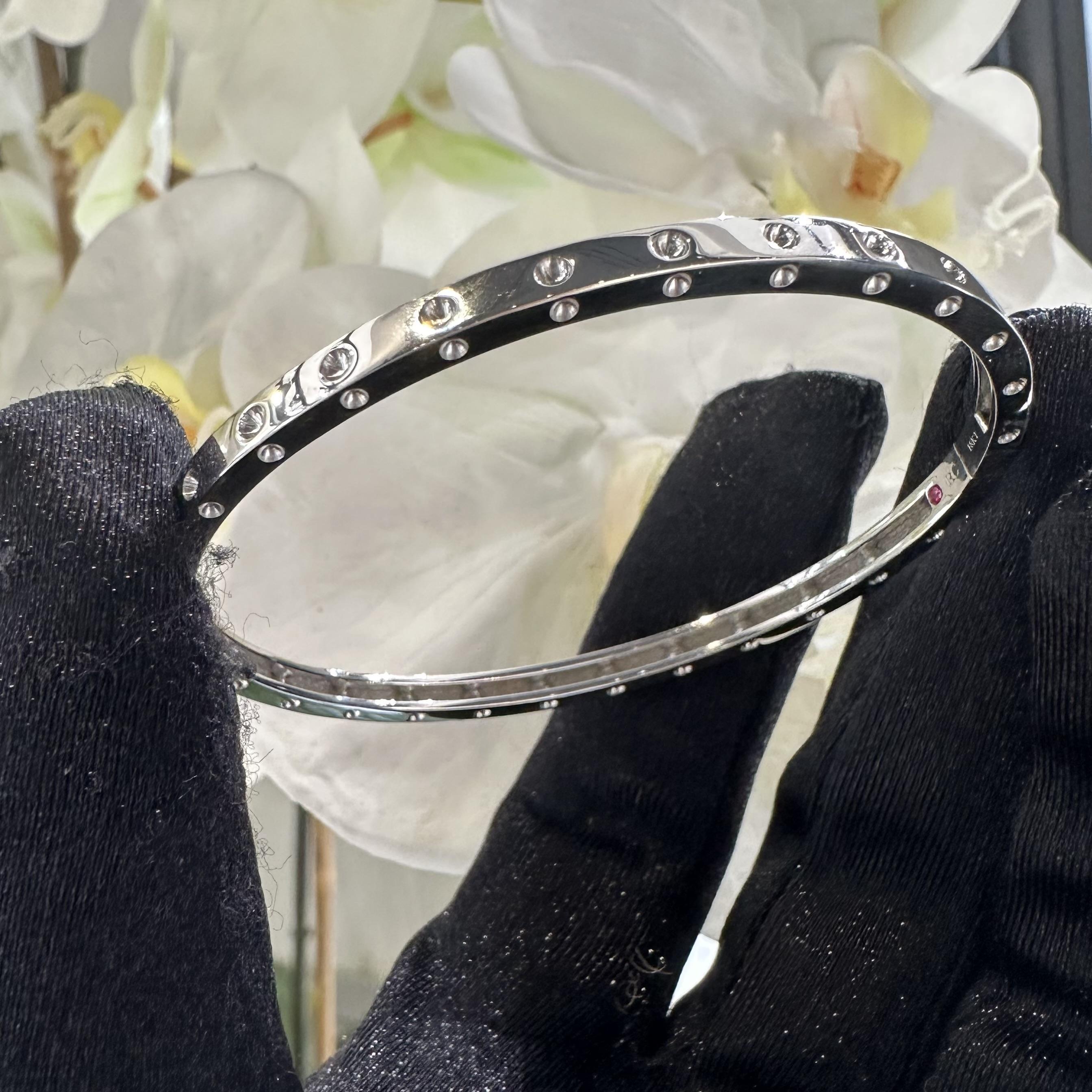 Roberto Coin Pois Moi Oval Bangle Bracelet in 18k White Gold In Excellent Condition In Miami, FL