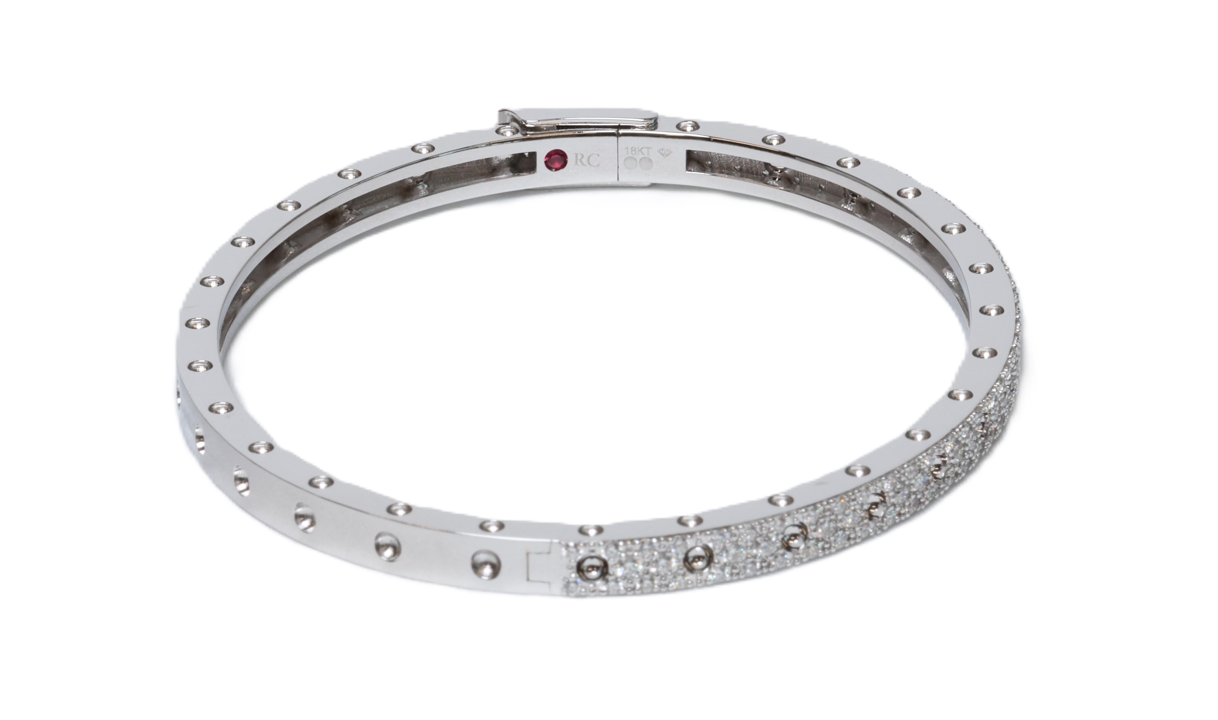 Roberto Coin Pois Mois Pave ovale Bangle Oro bianco 18k 0,90 ctw Diamanti. Nuovo di zecca mai indossato, viene fornito con la custodia originale di Neiman Marcus.

    Bracciale 
      Metallo - Oro bianco 18k 
      Peso - 13,9 grammi 

   Pietre 
